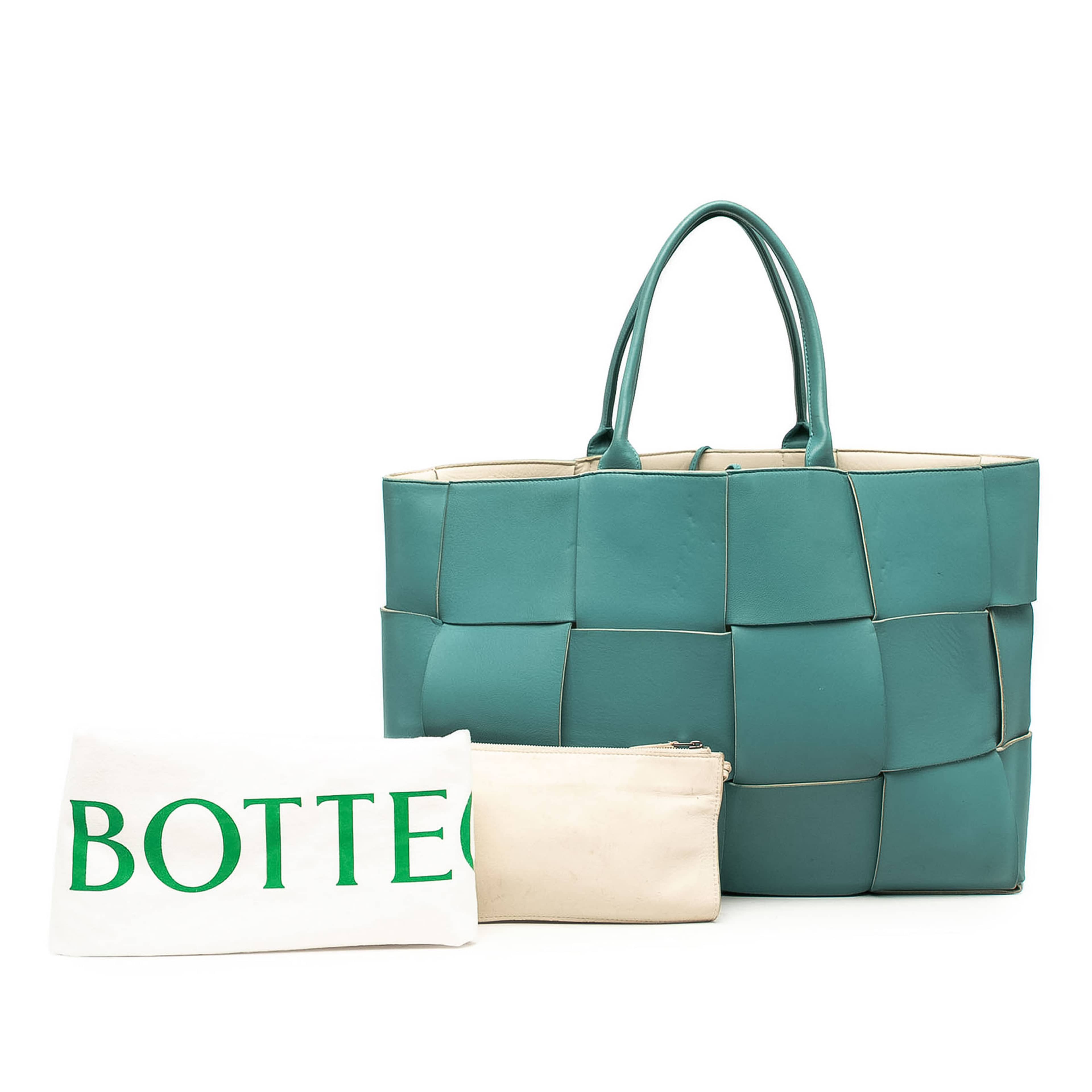 Bottega Veneta Large Nappa Maxi Intrecciato Arco Tote, från Luxclusif, i färgen blå. Klicka för att öppna bilden i stort format