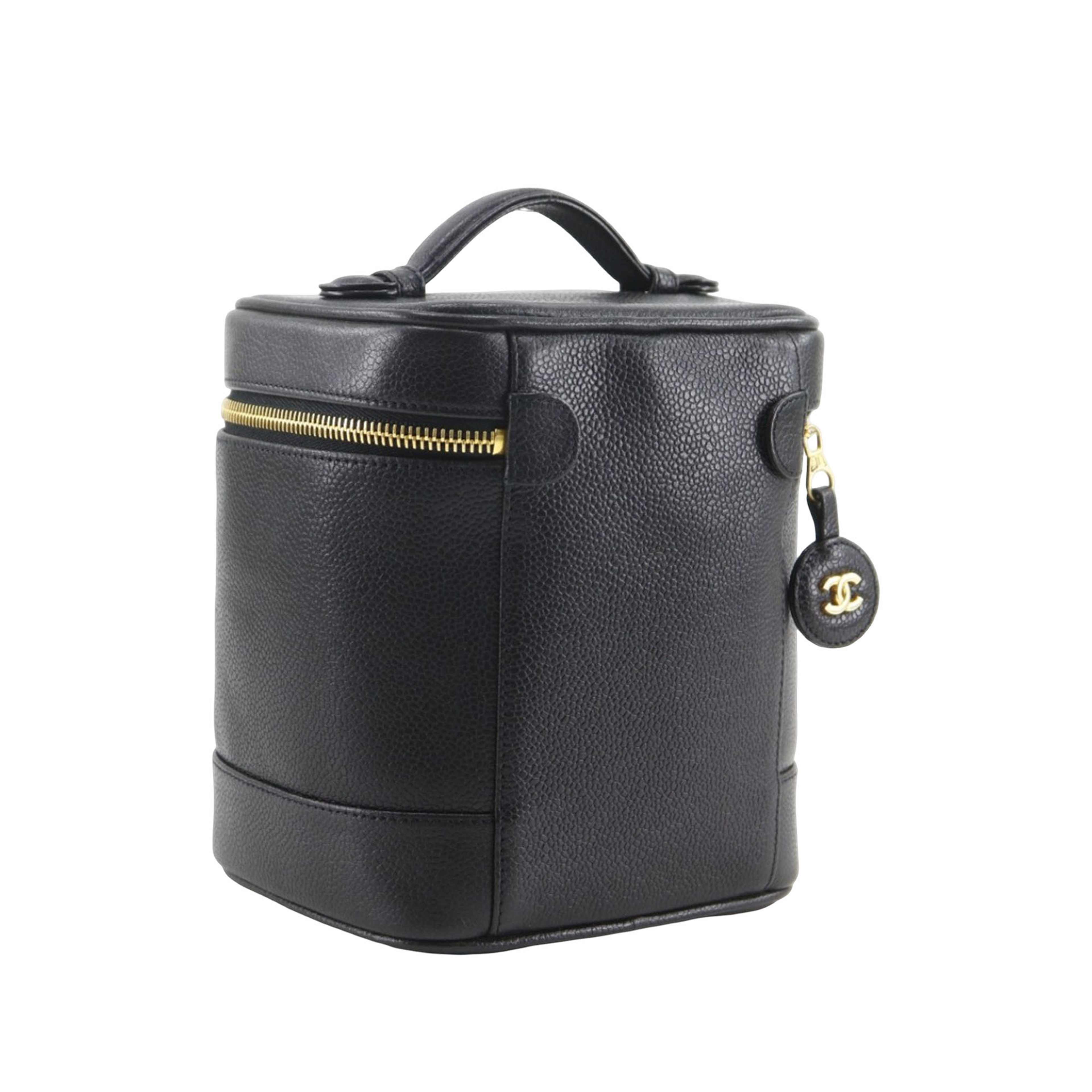 Chanel Cc Caviar Vanity Case, från Luxclusif, i färgen svart. Klicka för att öppna bilden i stort format