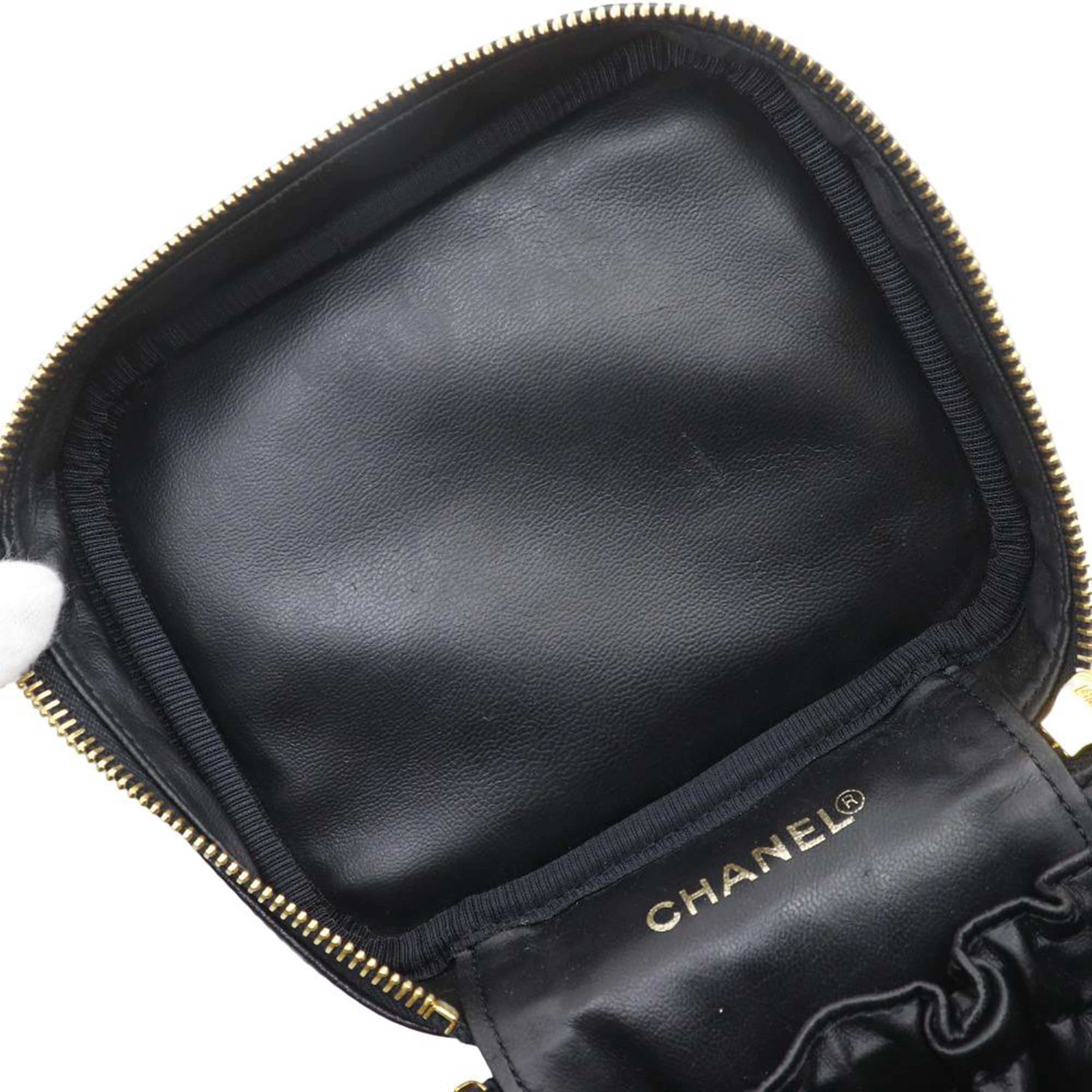 Chanel Cc Caviar Vanity Case, från Luxclusif, i färgen svart. Klicka för att öppna bilden i stort format