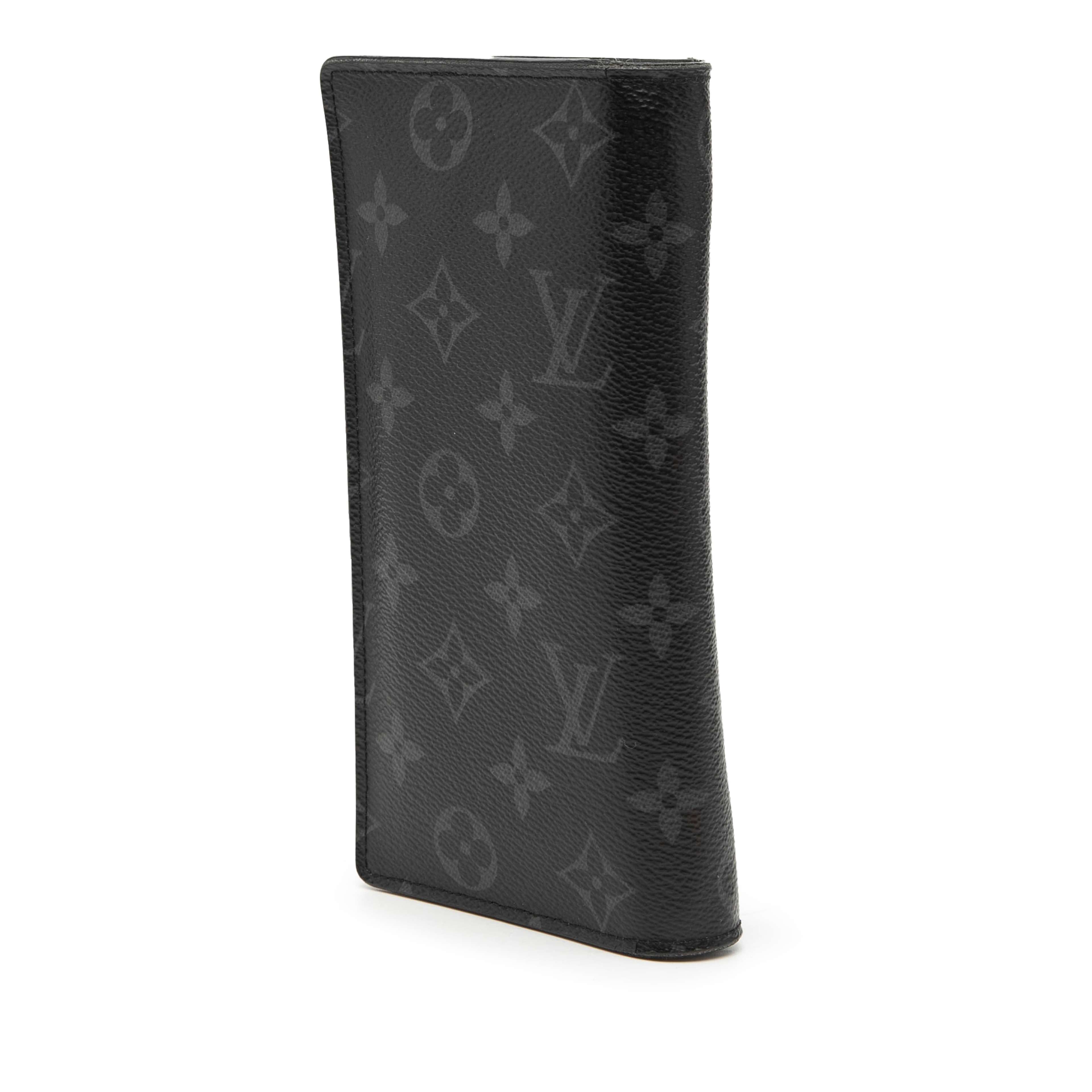 Louis Vuitton Monogram Eclipse Brazza Wallet, från Luxclusif, i färgen black. Klicka för att öppna bilden i stort format