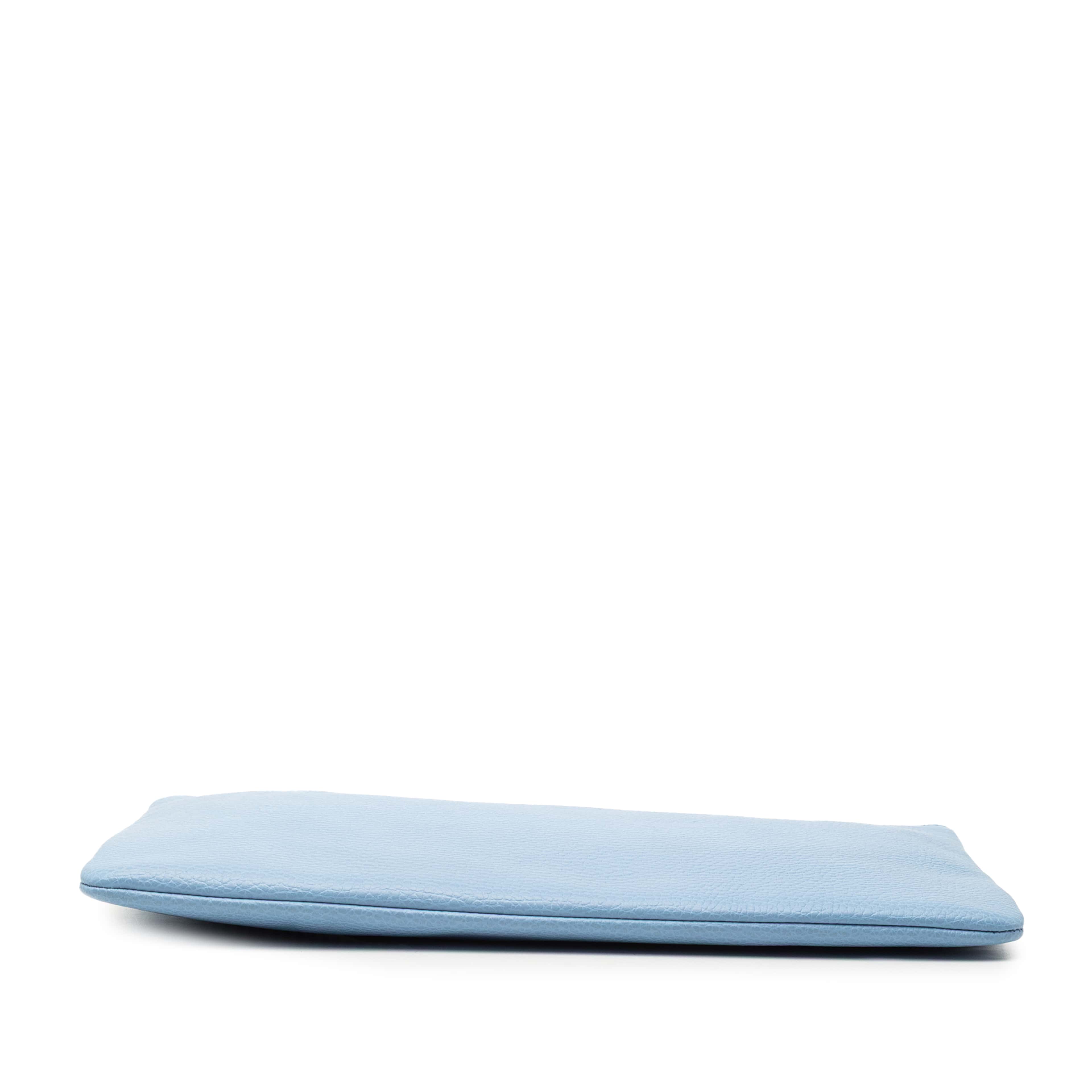 Gucci Calfskin Bamboo Tassel Clutch, från Luxclusif, i färgen light blue. Klicka för att öppna bilden i stort format