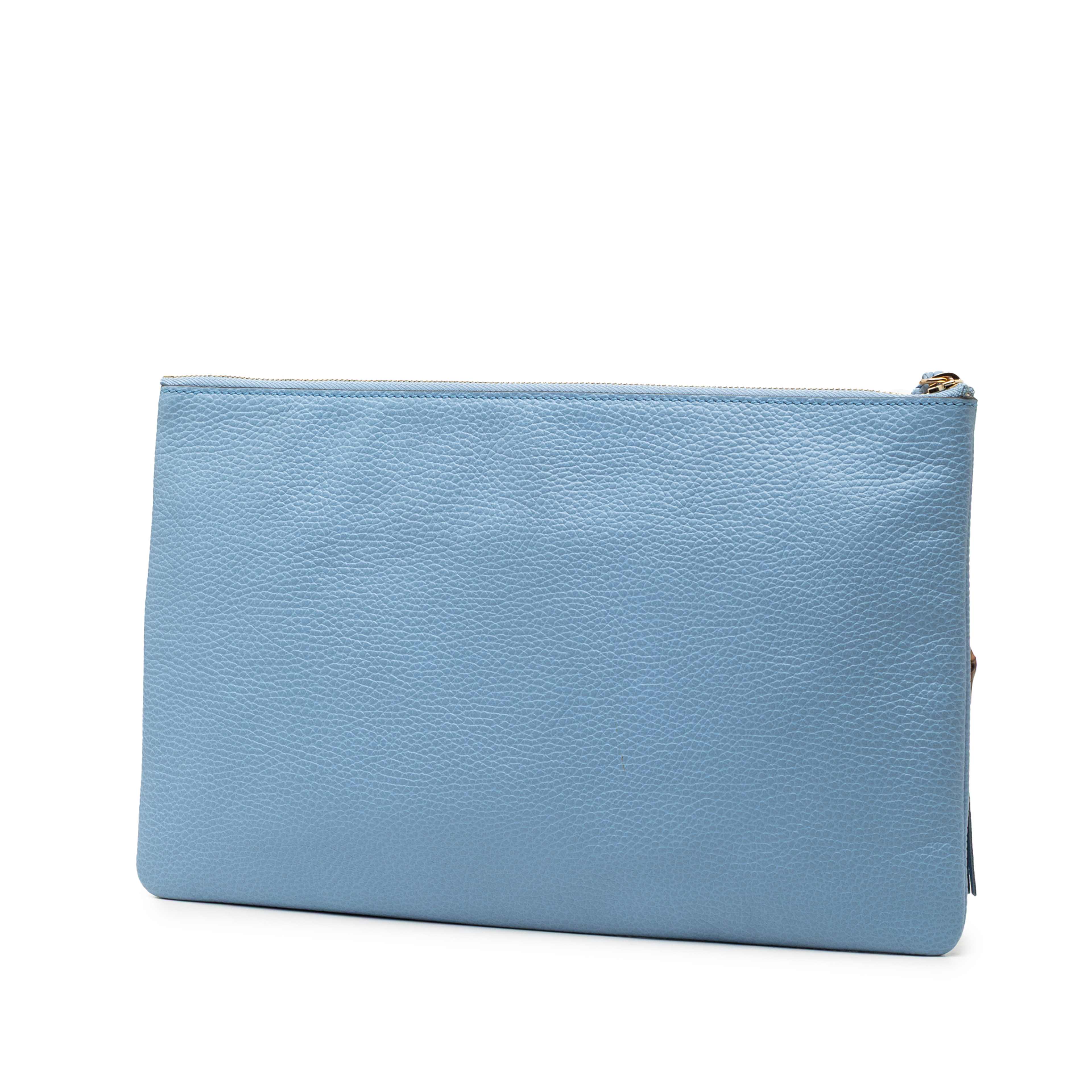 Gucci Calfskin Bamboo Tassel Clutch, från Luxclusif, i färgen light blue. Klicka för att öppna bilden i stort format