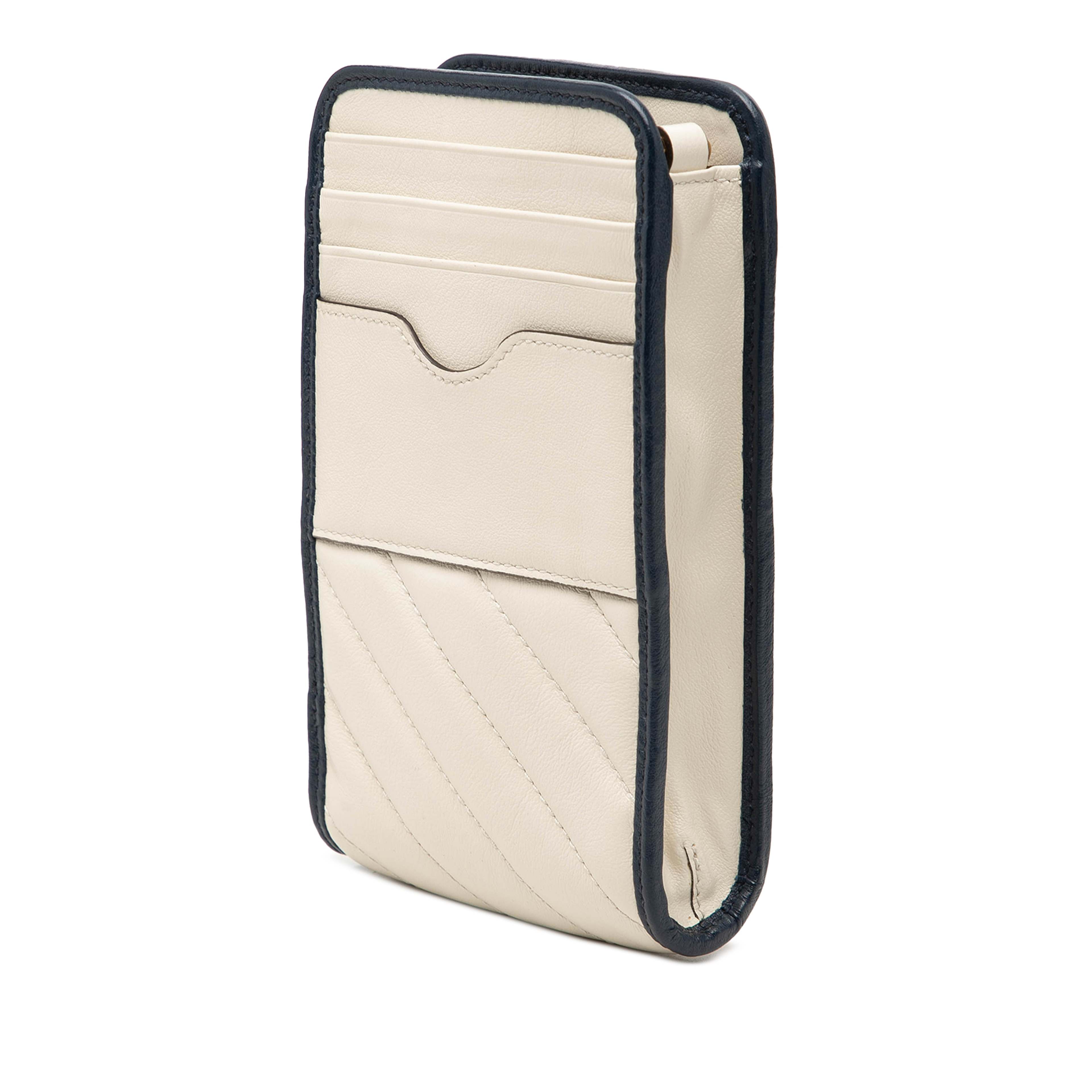 Gucci Gg Marmont Matelasse Diagonal Calfskin Torchon Phone Holder Crossbody, från Luxclusif, i färgen ivory. Klicka för att öppna bilden i stort format