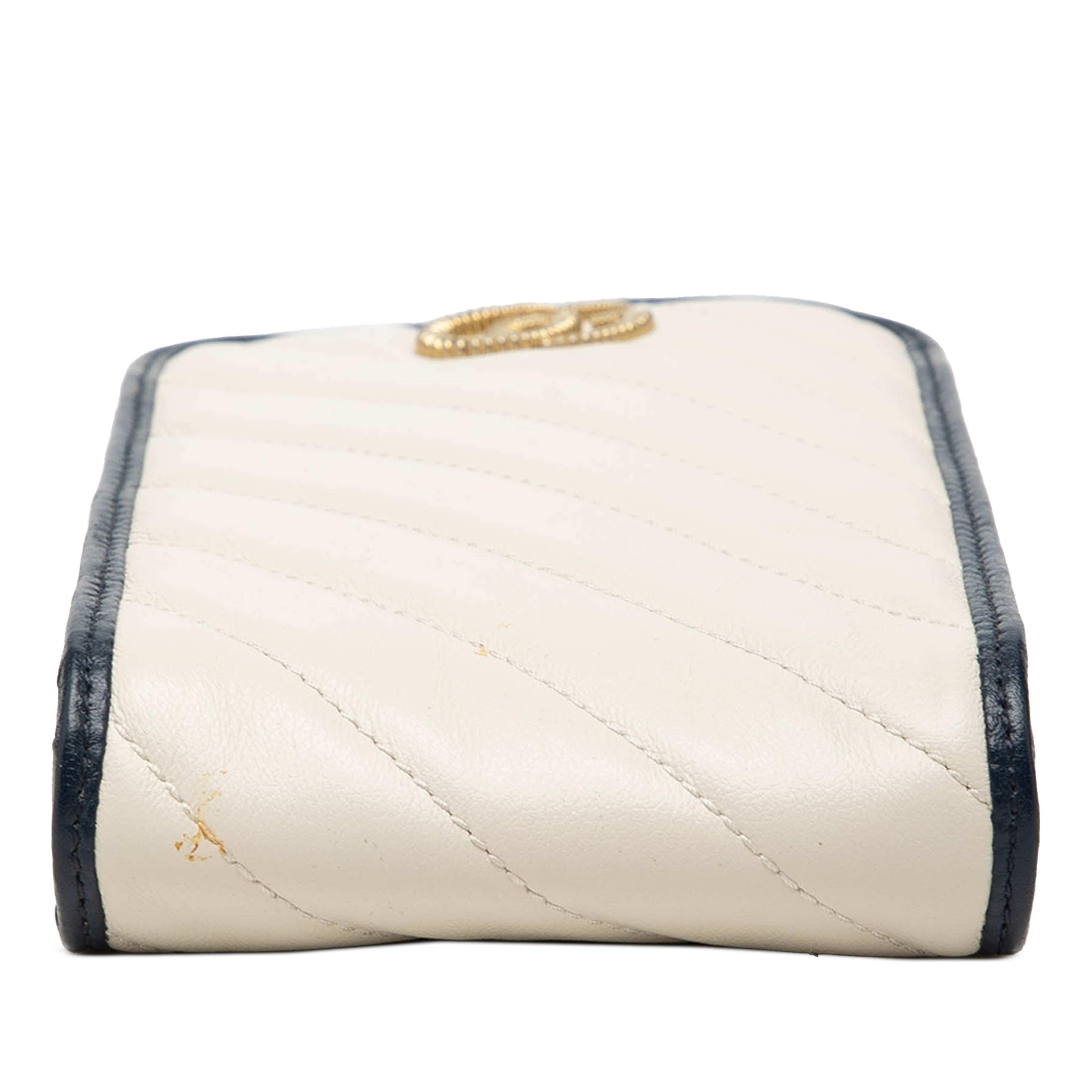 Gucci Gg Marmont Matelasse Diagonal Calfskin Torchon Phone Holder Crossbody, från Luxclusif, i färgen vit. Klicka för att öppna bilden i stort format