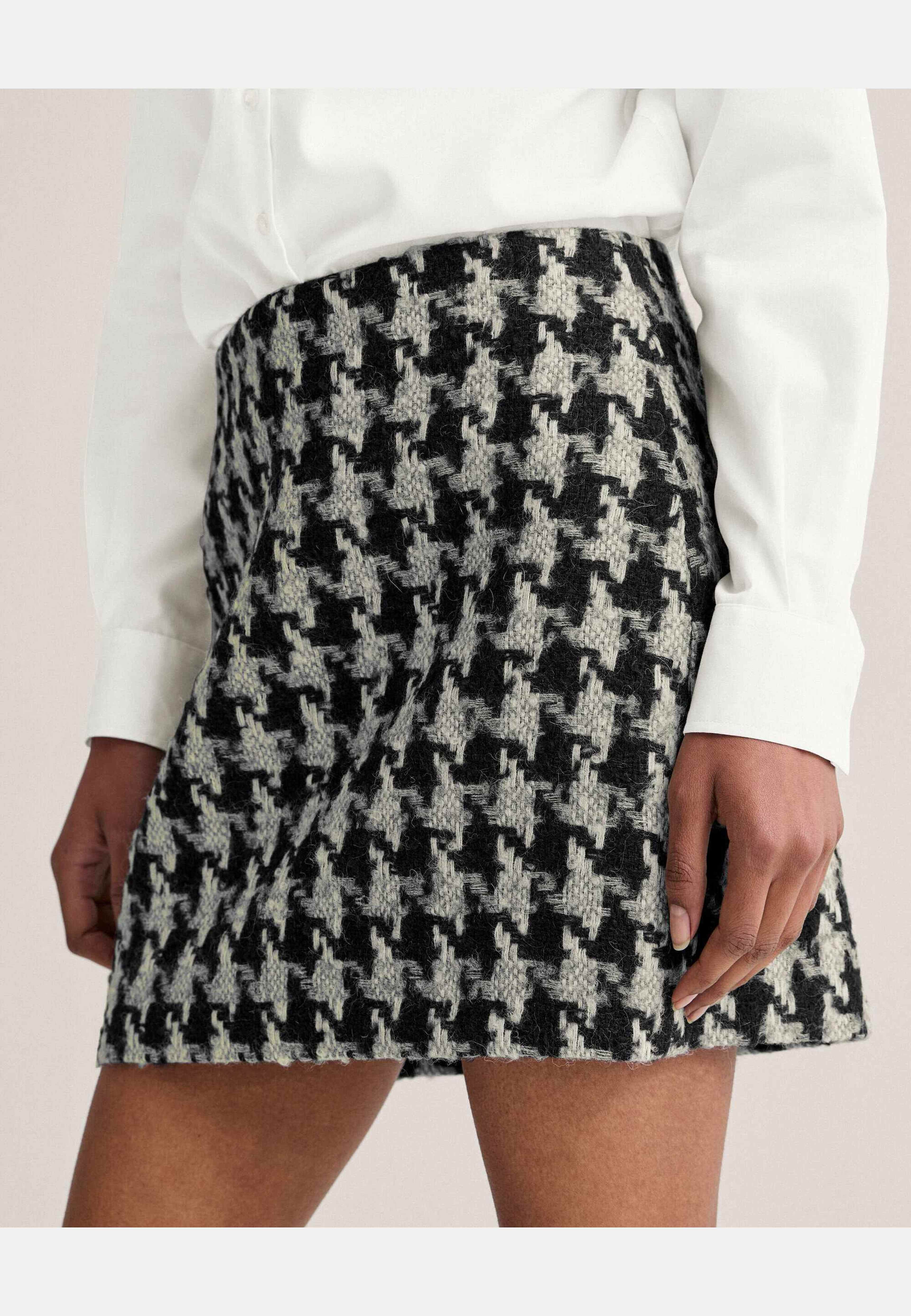 Isadora Skirt, från Newhouse, i färgen mörkgrå. Klicka för att öppna bilden i stort format