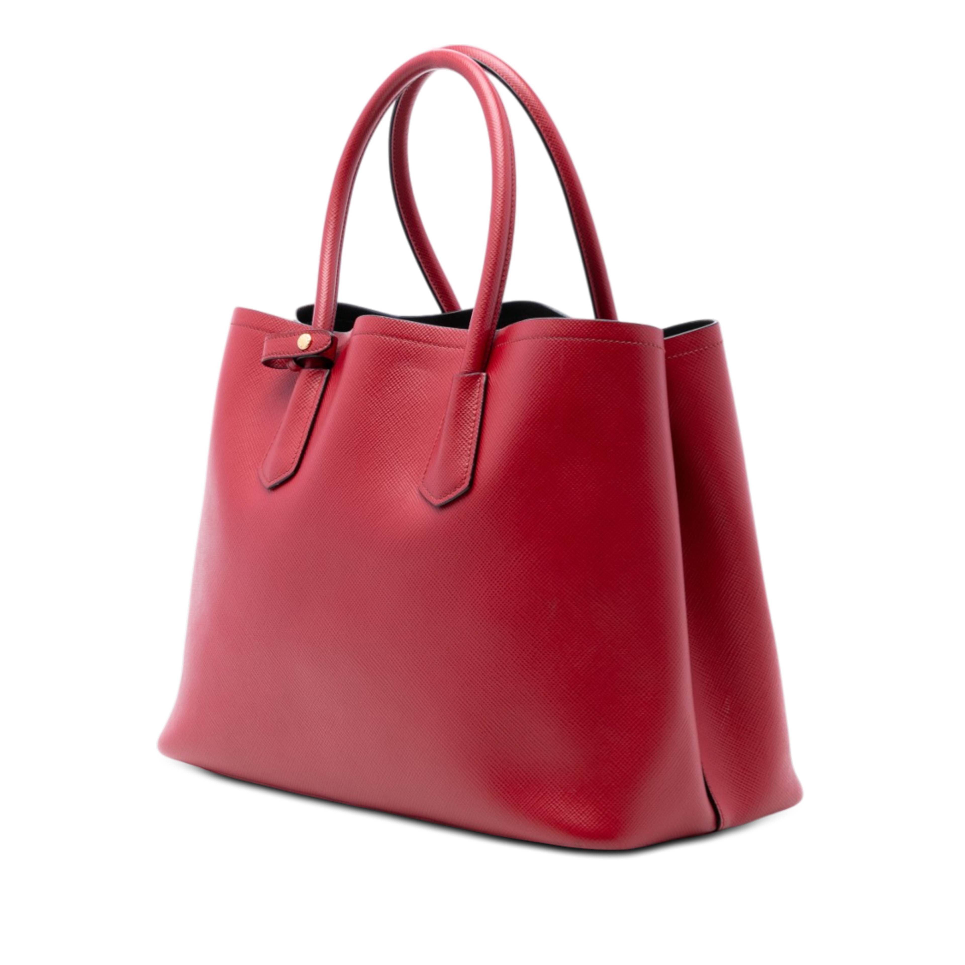 Prada Medium Saffiano Cuir Double Satchel, från Luxclusif, i färgen red. Klicka för att öppna bilden i stort format