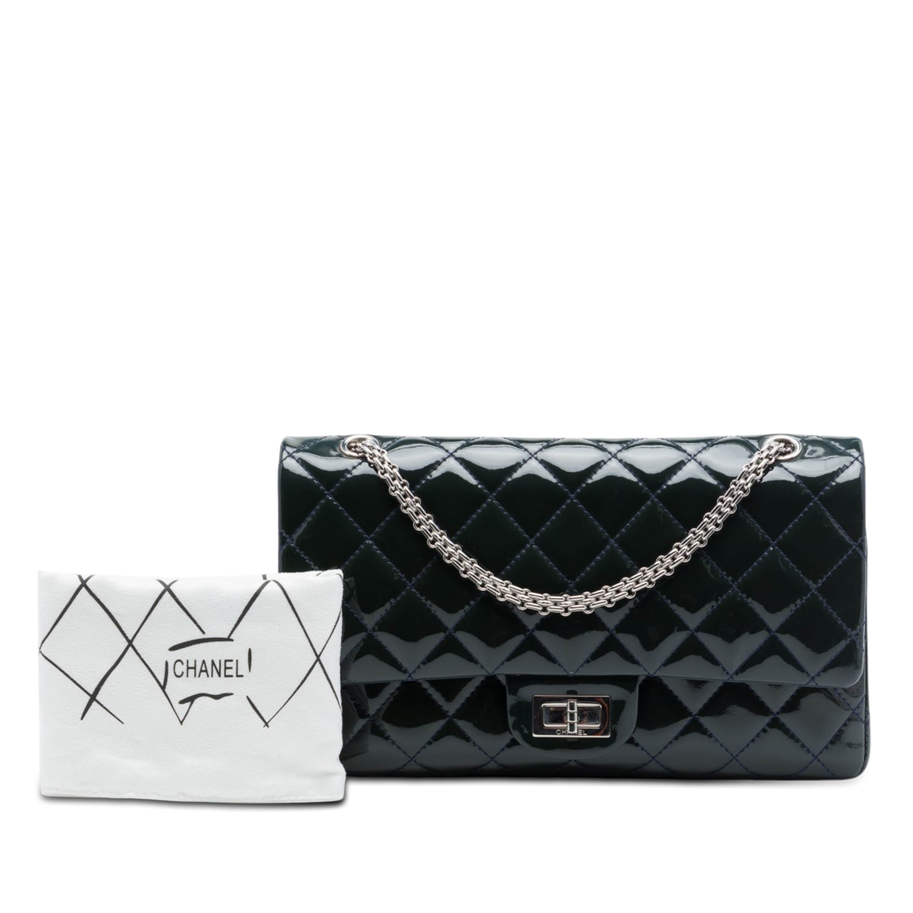 Chanel Quilted Patent Reissue 2.55 Double Flap 227, från Luxclusif, i färgen blå. Klicka för att öppna bilden i stort format