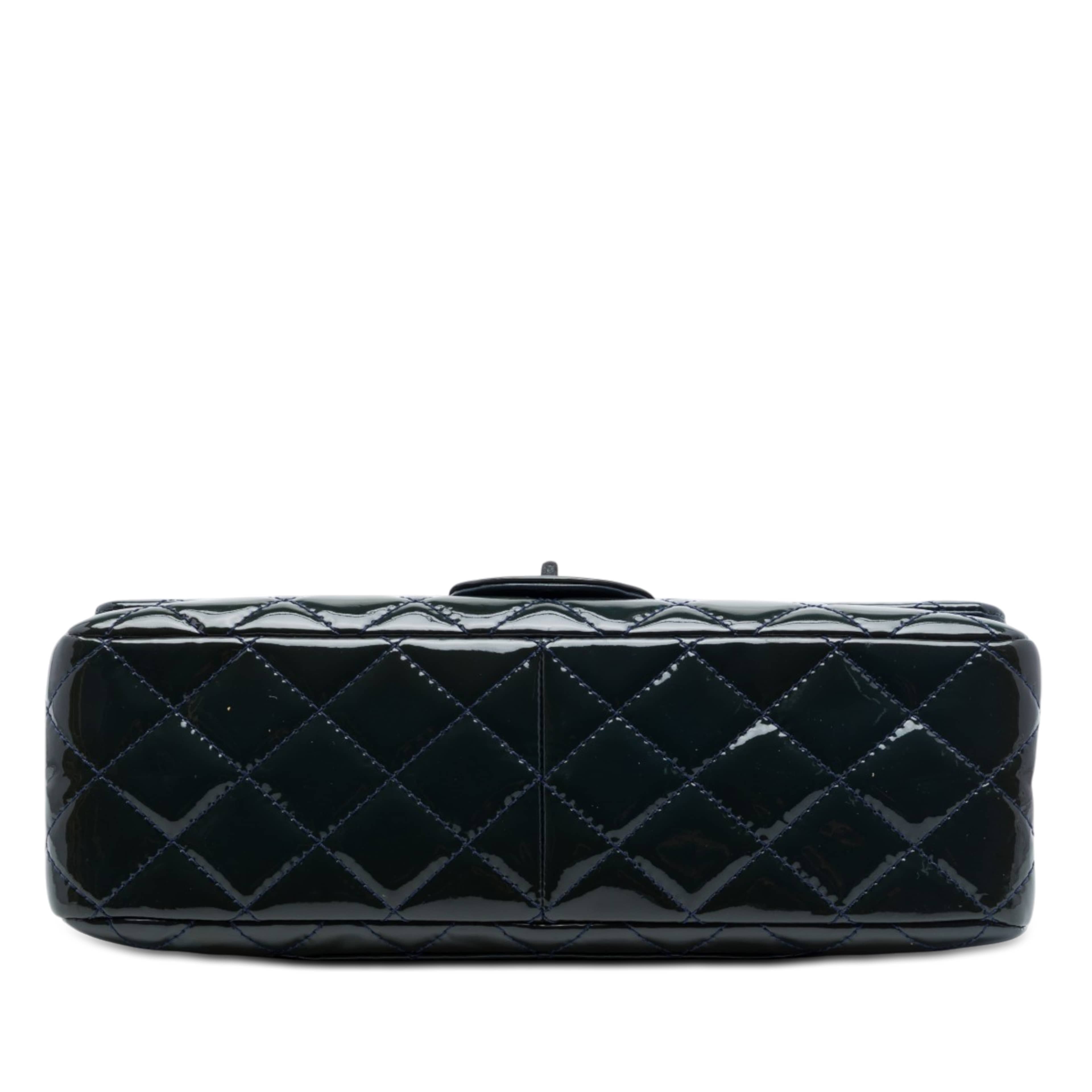 Chanel Quilted Patent Reissue 2.55 Double Flap 227, från Luxclusif, i färgen blå. Klicka för att öppna bilden i stort format