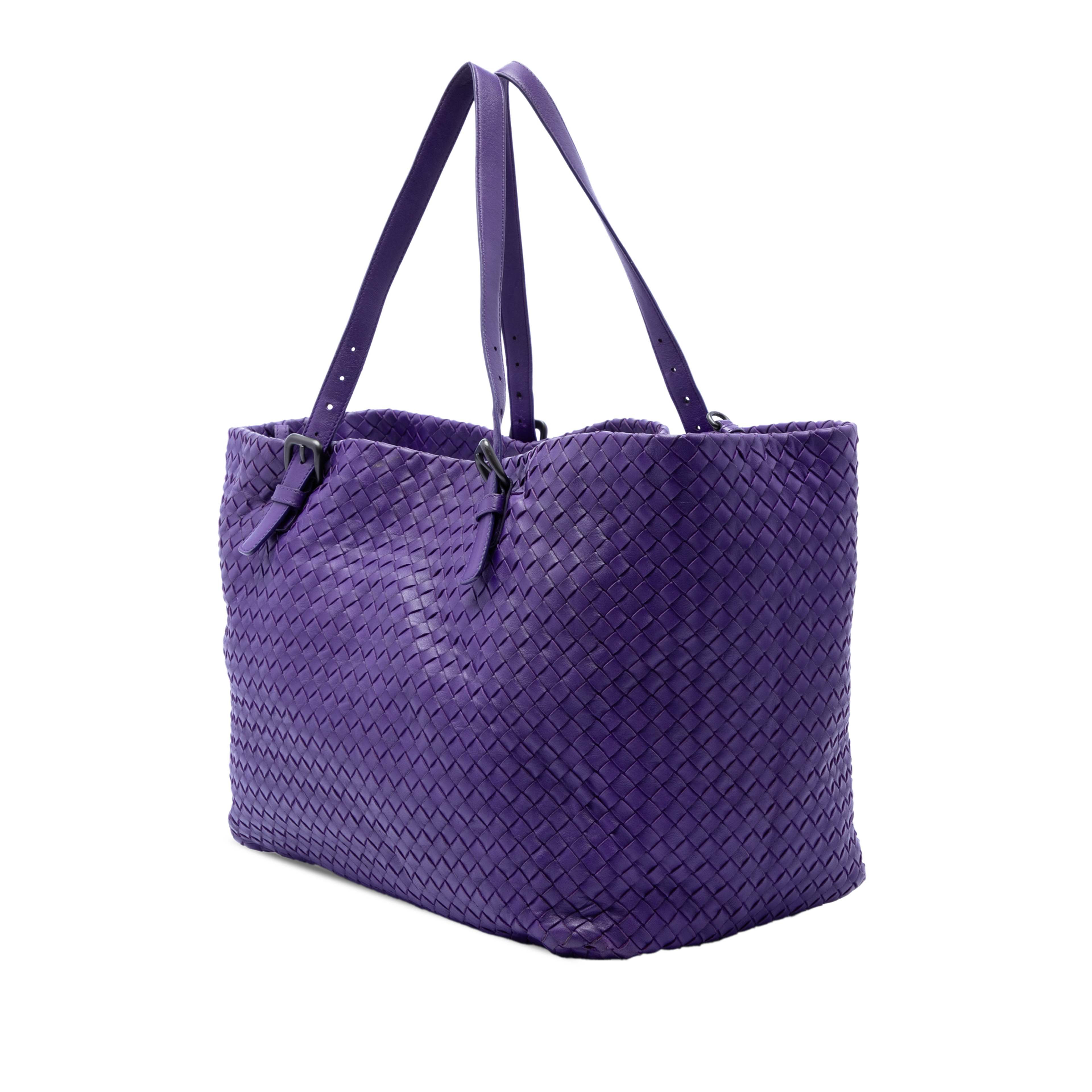 Bottega Veneta Large Nappa Intrecciato Cesta Tote, från Luxclusif, i färgen violet. Klicka för att öppna bilden i stort format