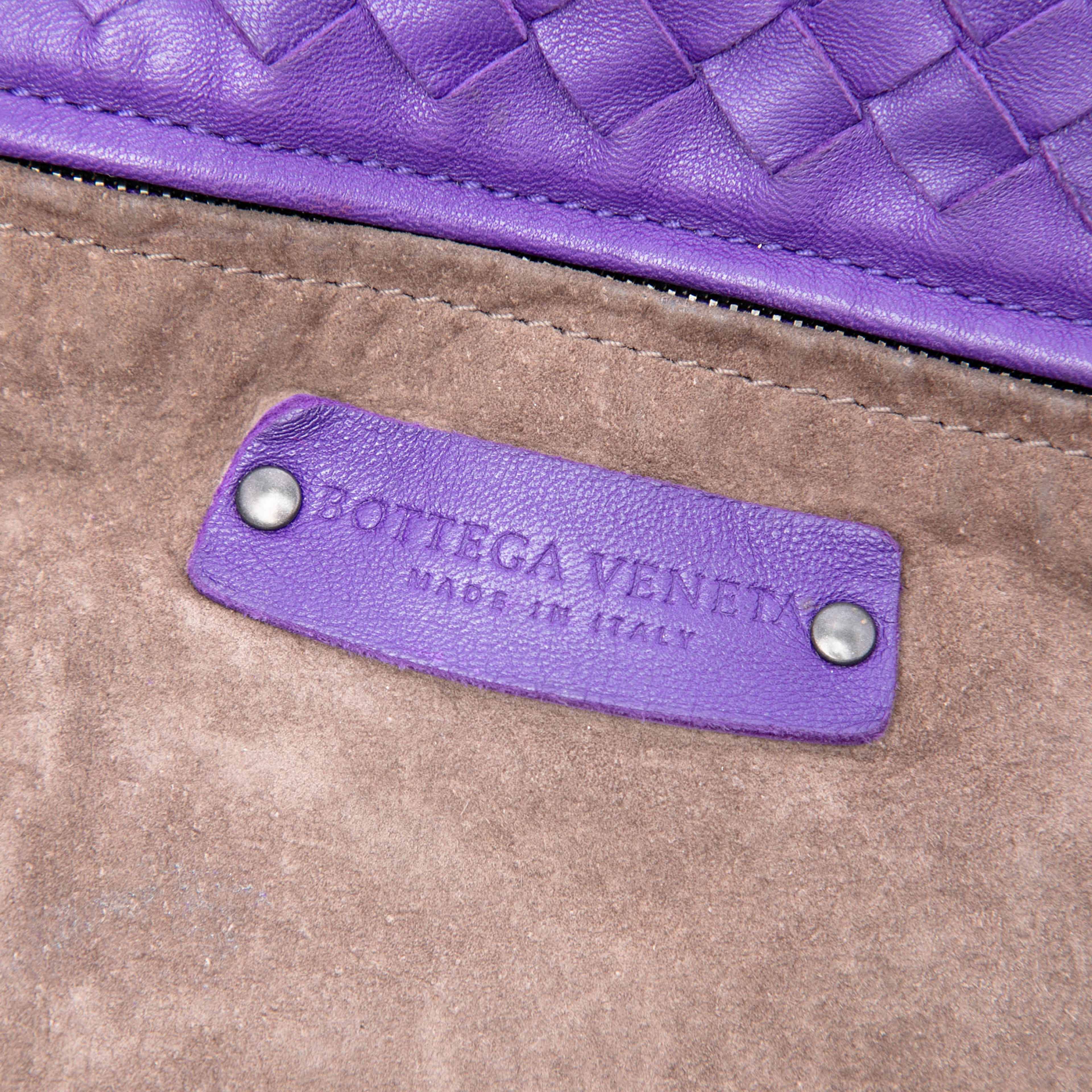 Bottega Veneta Large Nappa Intrecciato Cesta Tote, från Luxclusif, i färgen violet. Klicka för att öppna bilden i stort format