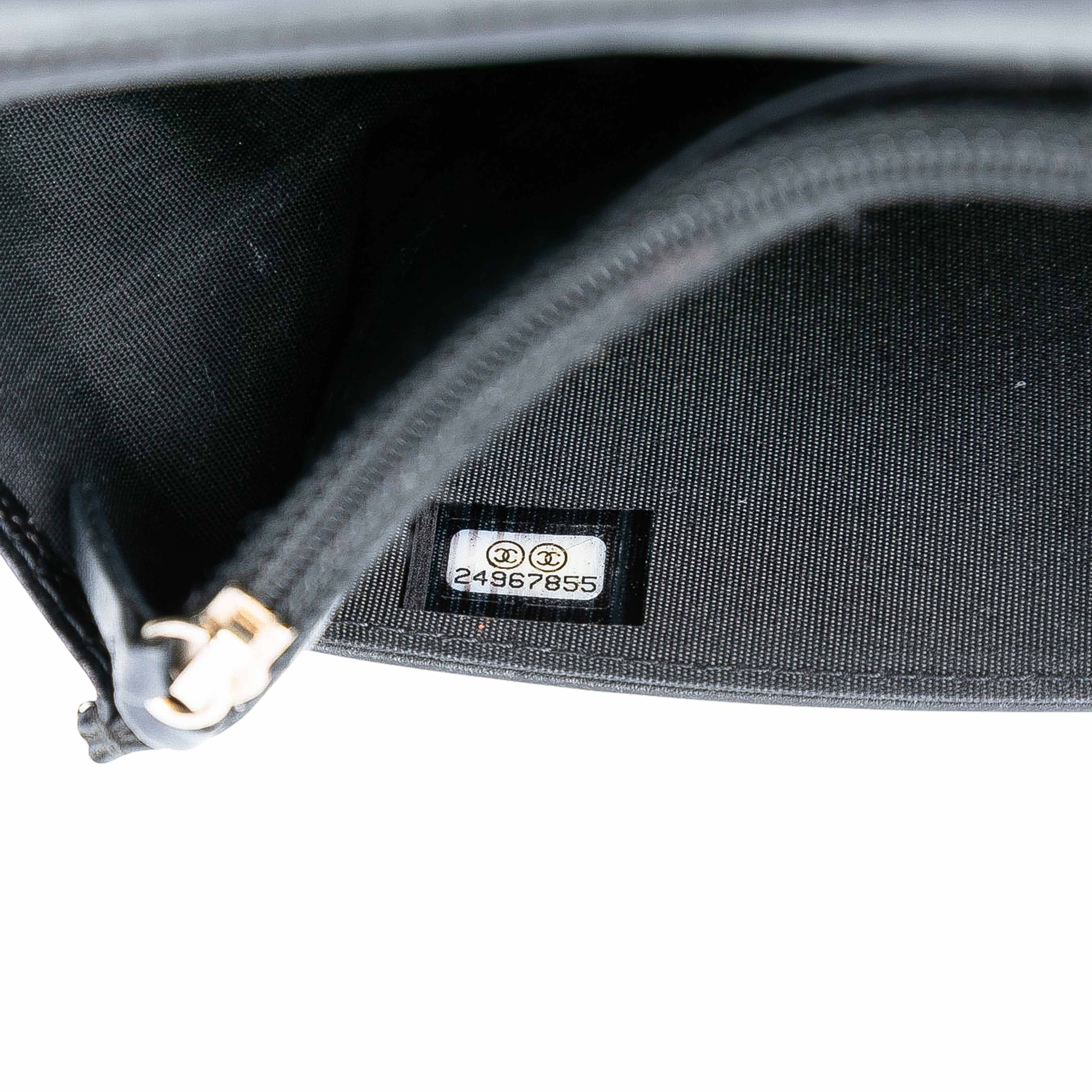 Chanel Chevron Caviar Boy Wallet On Chain, från Luxclusif, i färgen black. Klicka för att öppna bilden i stort format