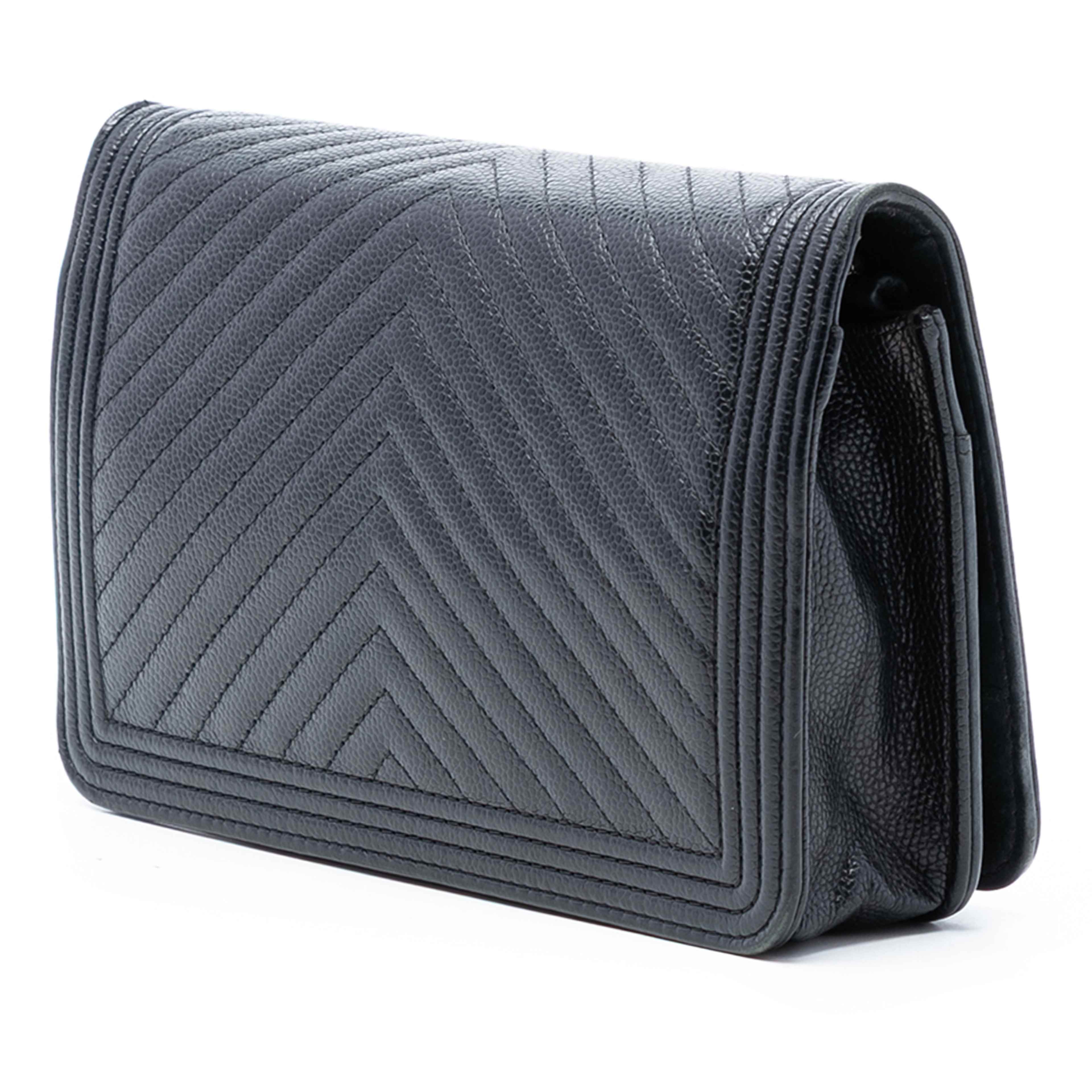 Chanel Chevron Caviar Boy Wallet On Chain, från Luxclusif, i färgen black. Klicka för att öppna bilden i stort format