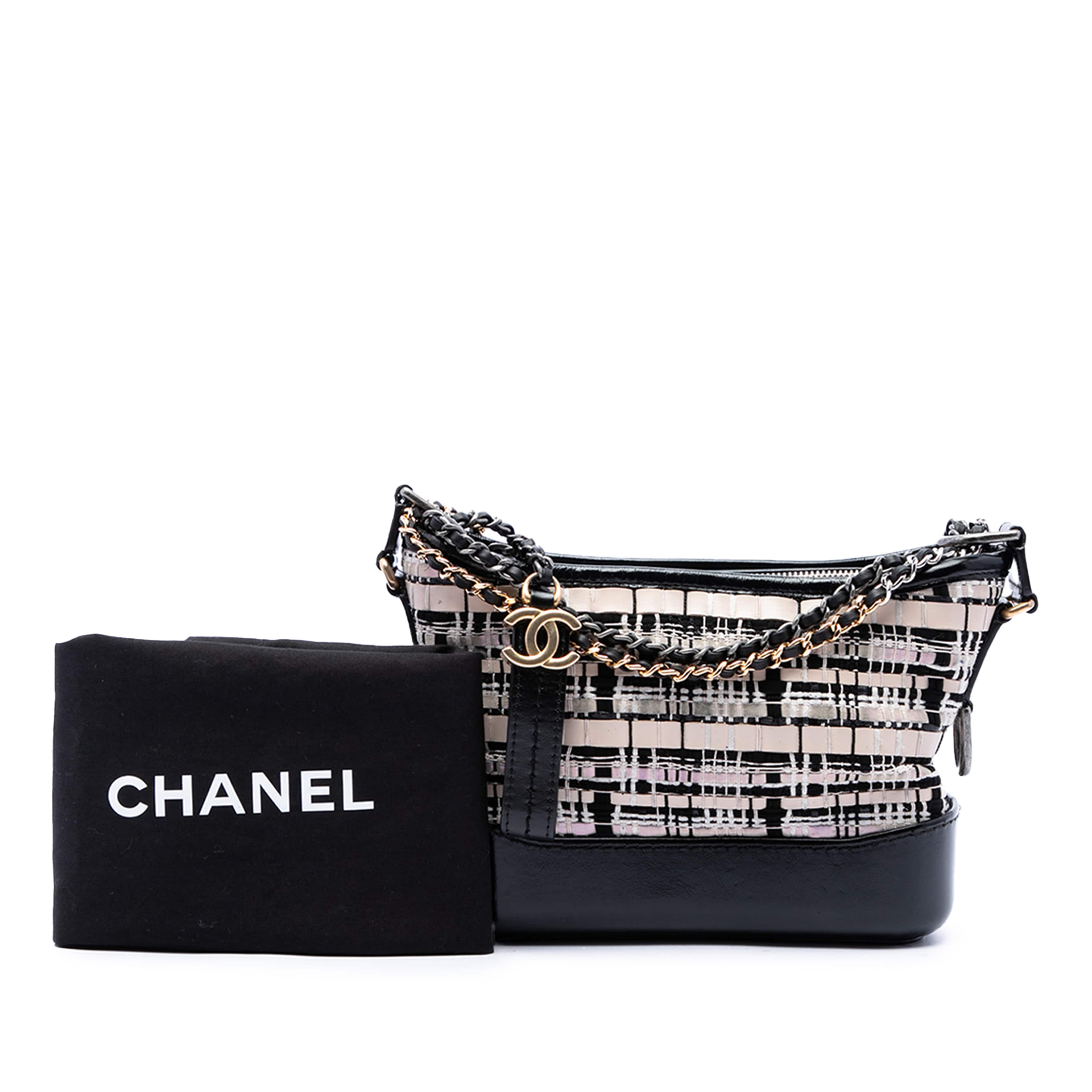 Chanel Small Tweed Gabrielle Crossbody, från Luxclusif, i färgen svart. Klicka för att öppna bilden i stort format