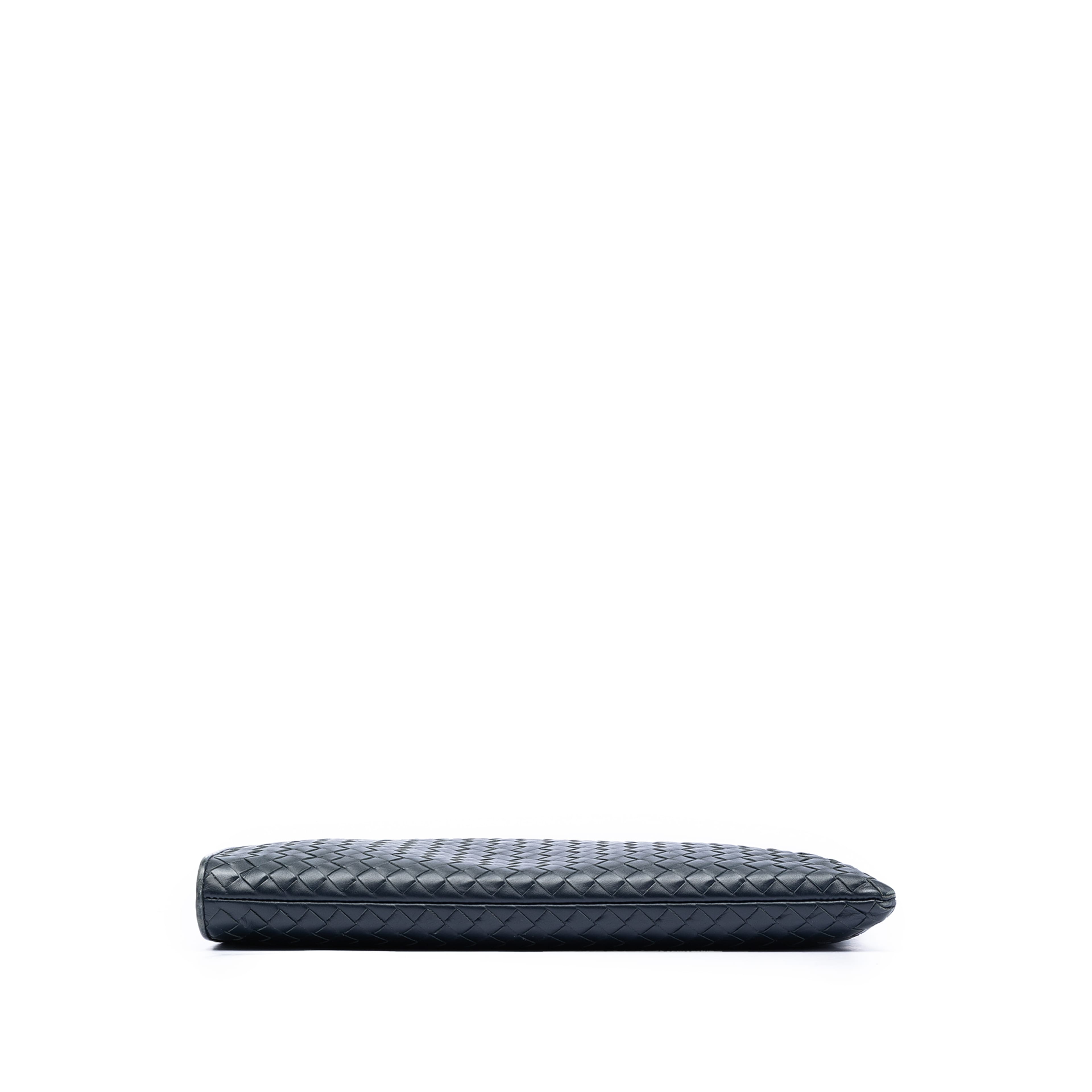 Bottega Veneta Nappa Intrecciato Clutch, från Luxclusif, i färgen blå. Klicka för att öppna bilden i stort format