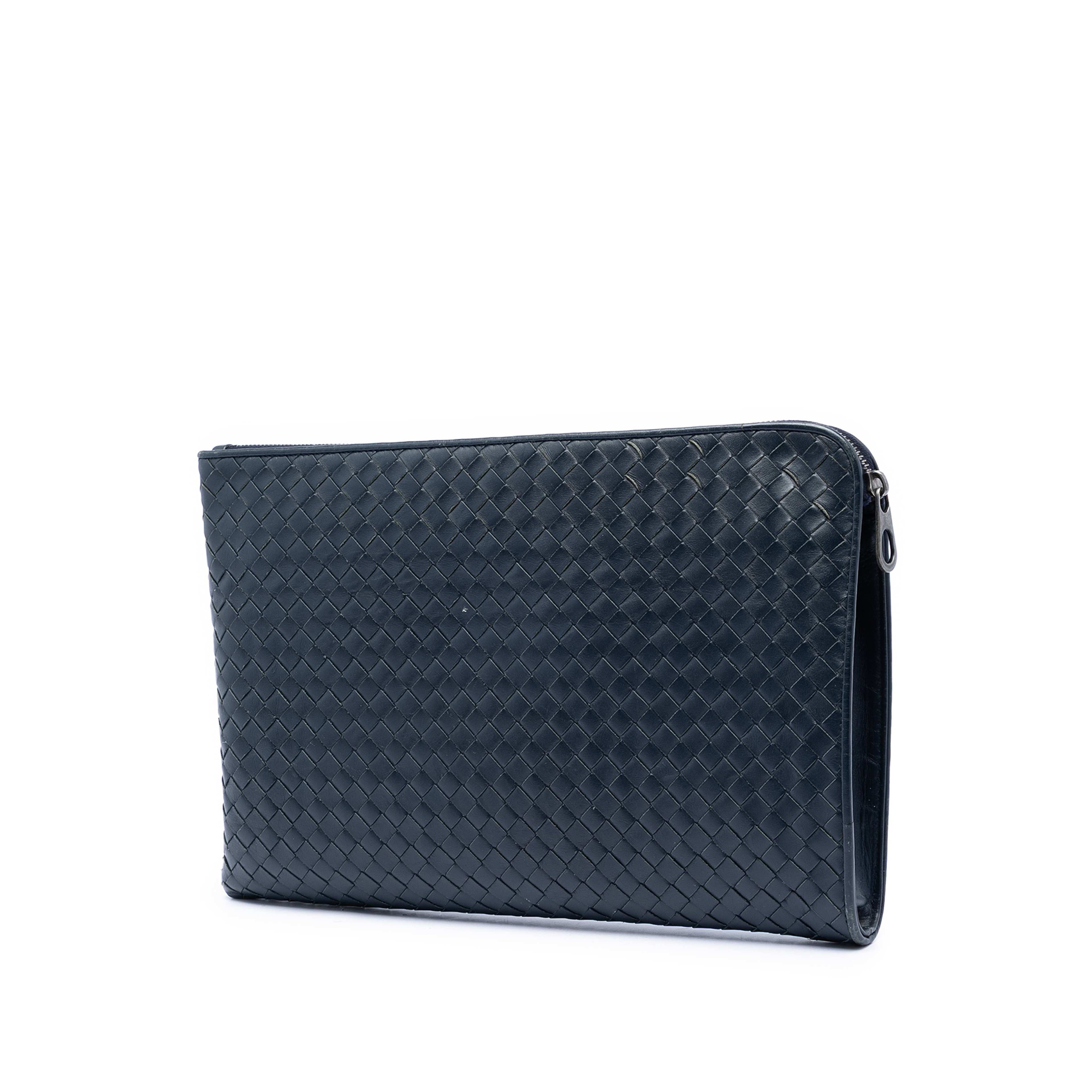Bottega Veneta Nappa Intrecciato Clutch, från Luxclusif, i färgen navy. Klicka för att öppna bilden i stort format