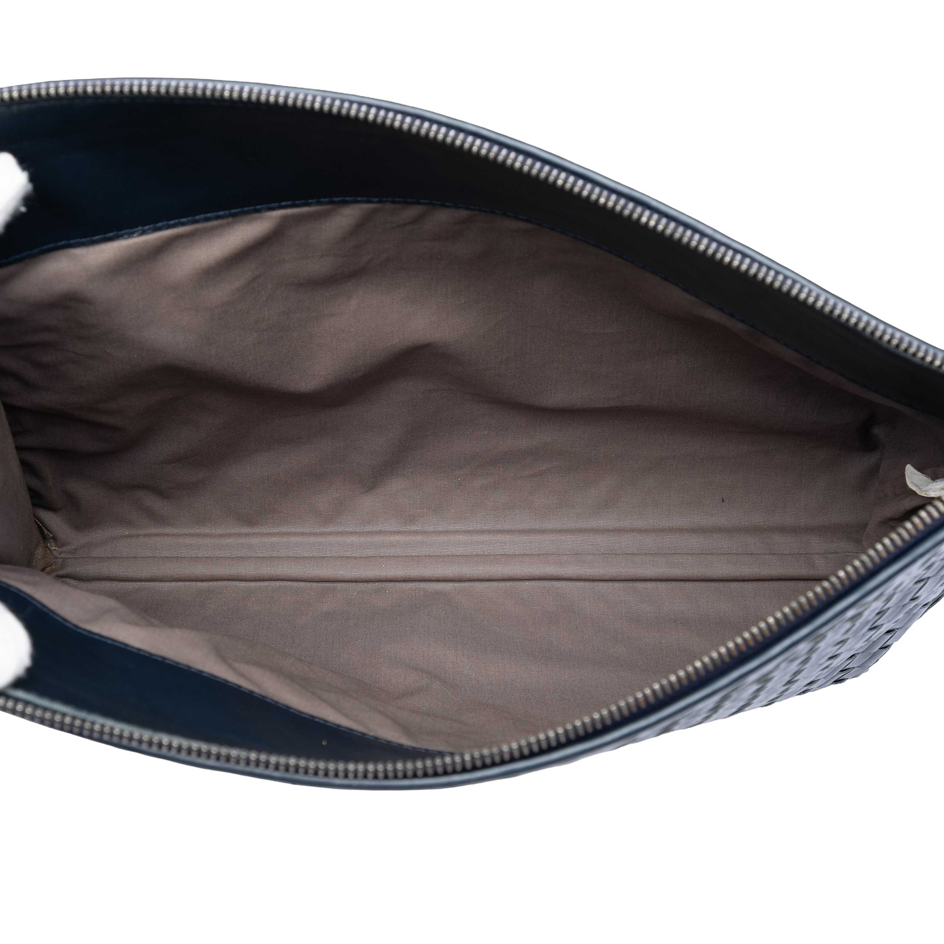 Bottega Veneta Nappa Intrecciato Clutch, från Luxclusif, i färgen navy. Klicka för att öppna bilden i stort format