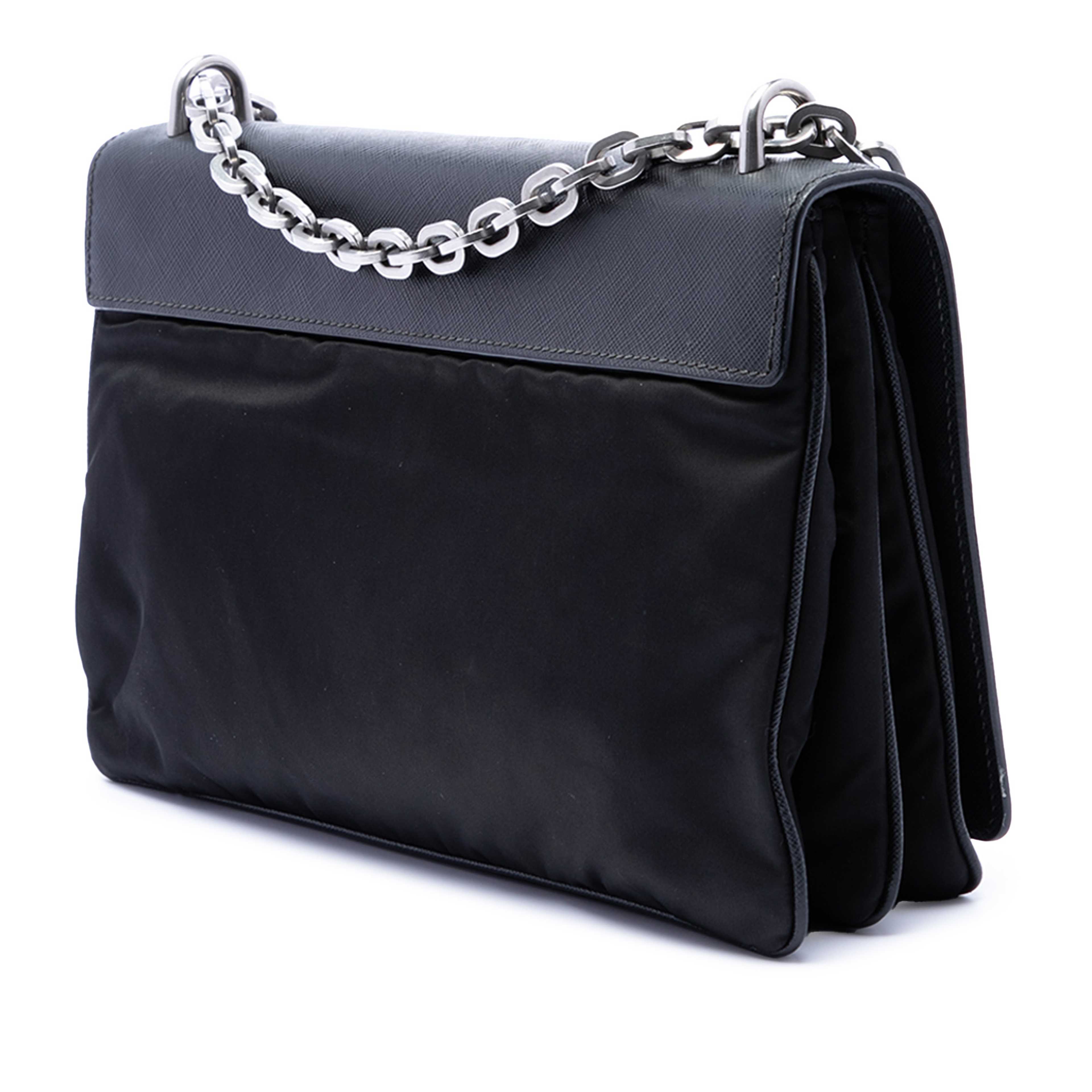 Prada Saffiano Lux And Tessuto Chain Crossbody, från Luxclusif, i färgen black. Klicka för att öppna bilden i stort format