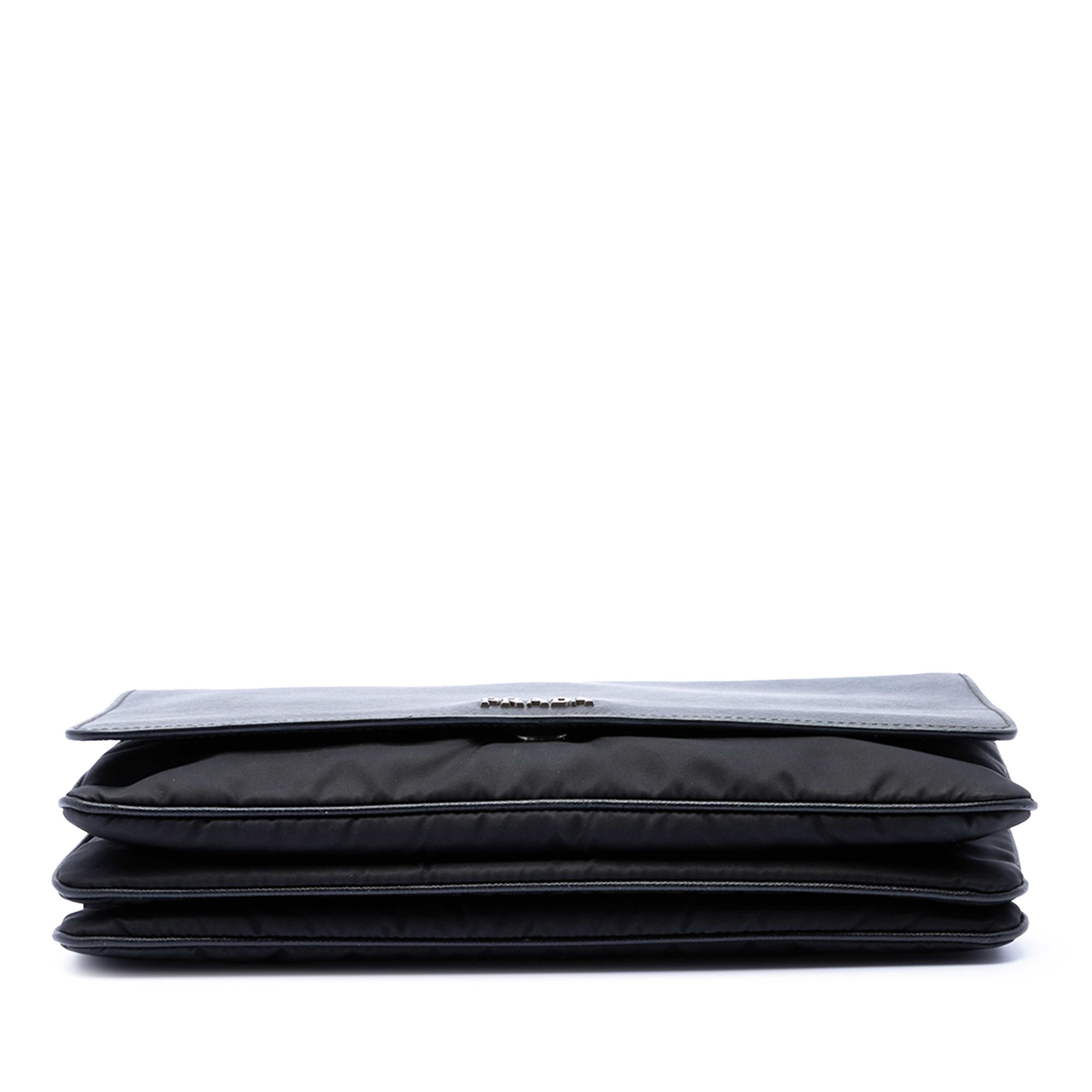 Prada Saffiano Lux And Tessuto Chain Crossbody, från Luxclusif, i färgen black. Klicka för att öppna bilden i stort format