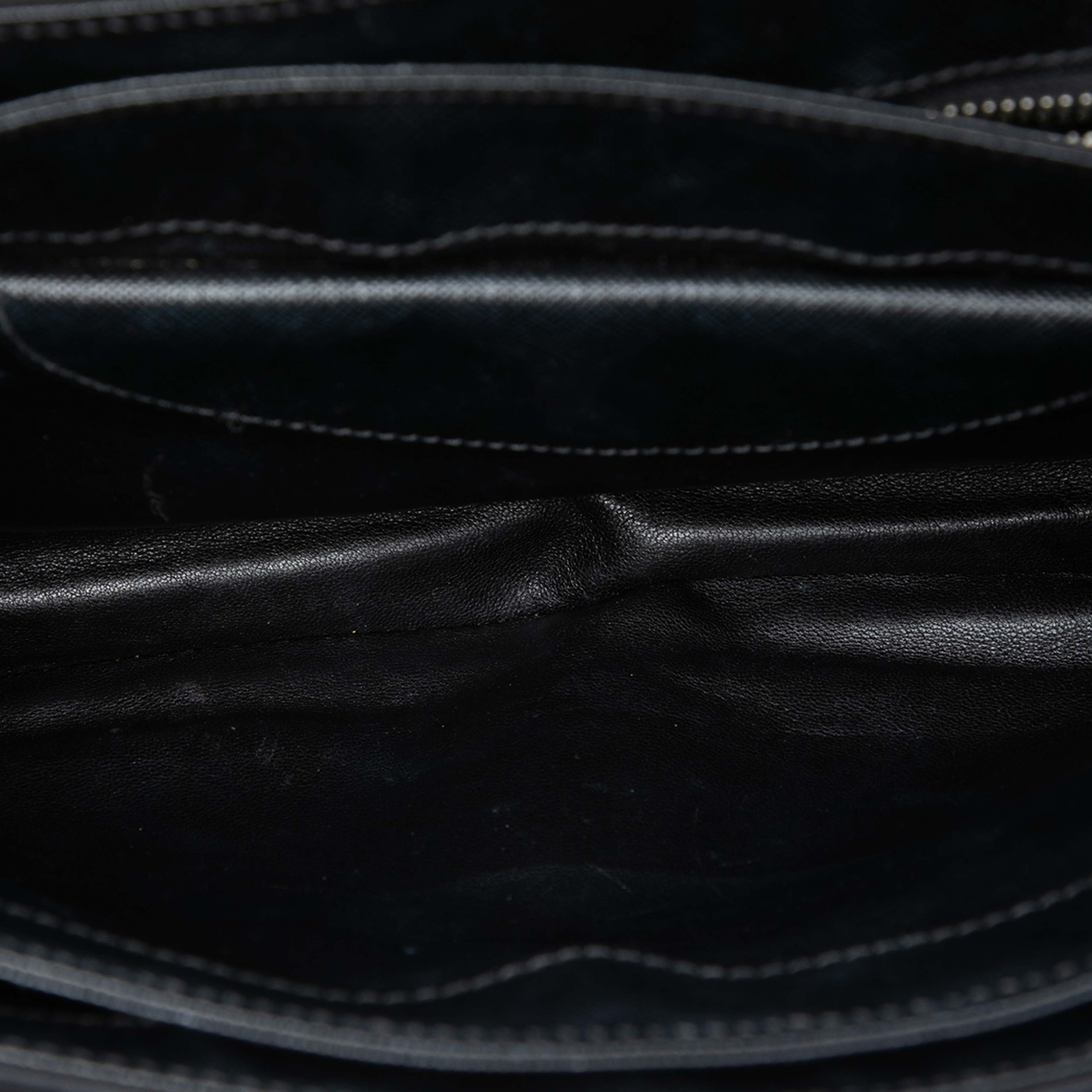Prada Saffiano Lux And Tessuto Chain Crossbody, från Luxclusif, i färgen black. Klicka för att öppna bilden i stort format
