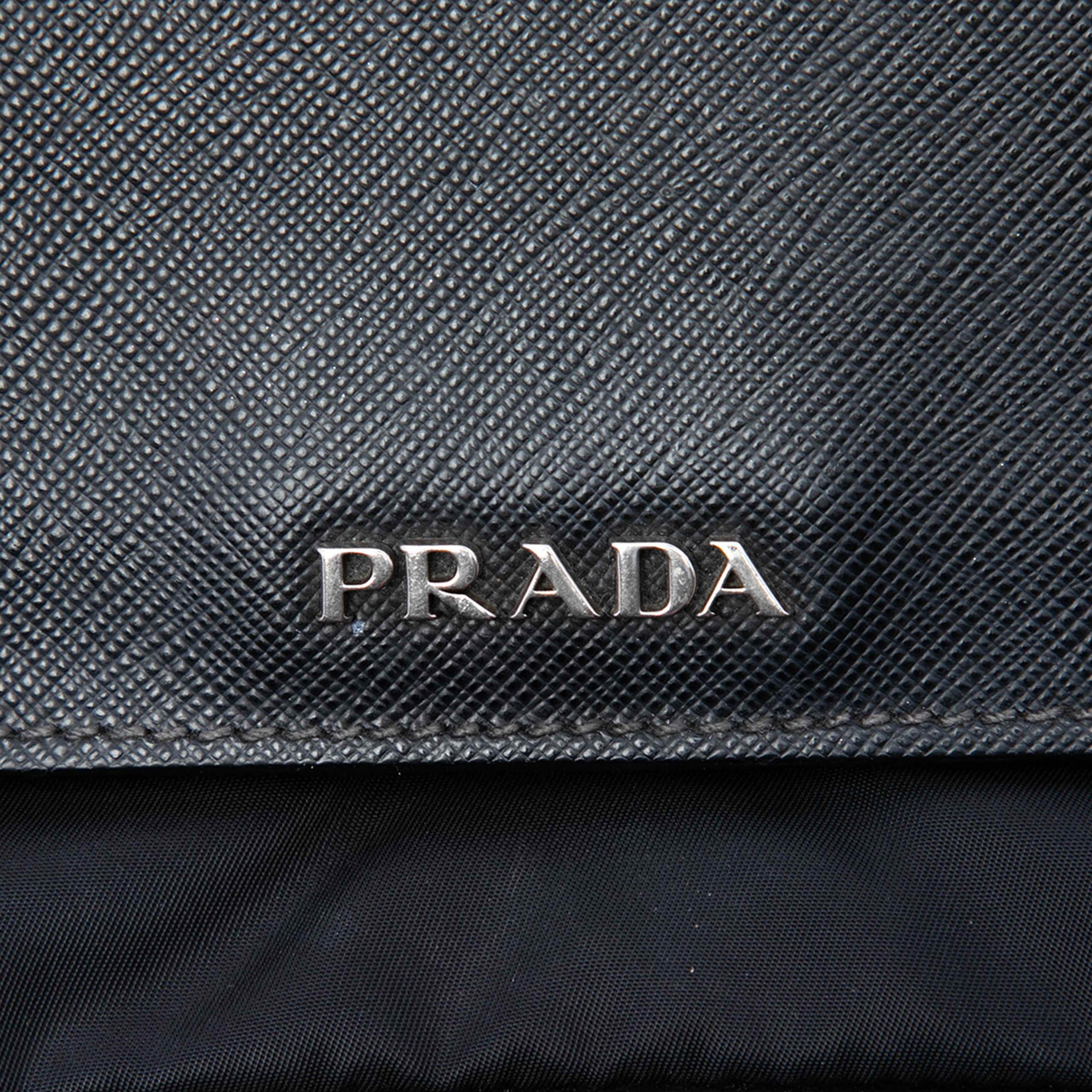 Prada Saffiano Lux And Tessuto Chain Crossbody, från Luxclusif, i färgen black. Klicka för att öppna bilden i stort format