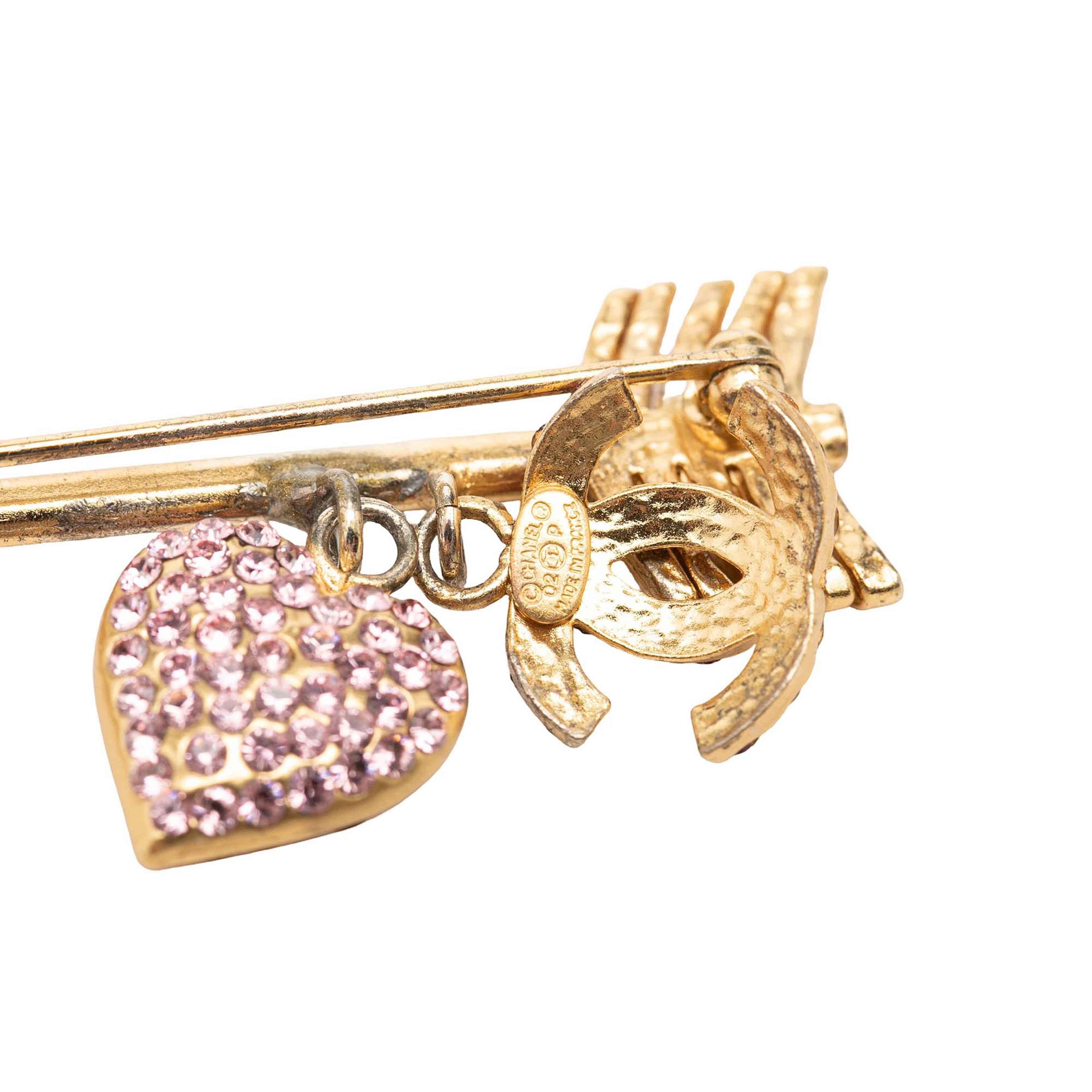 Chanel Cc Gold Plated Strass Arrow Heart Charm Pin Brooch, från Luxclusif, i färgen guld. Klicka för att öppna bilden i stort format