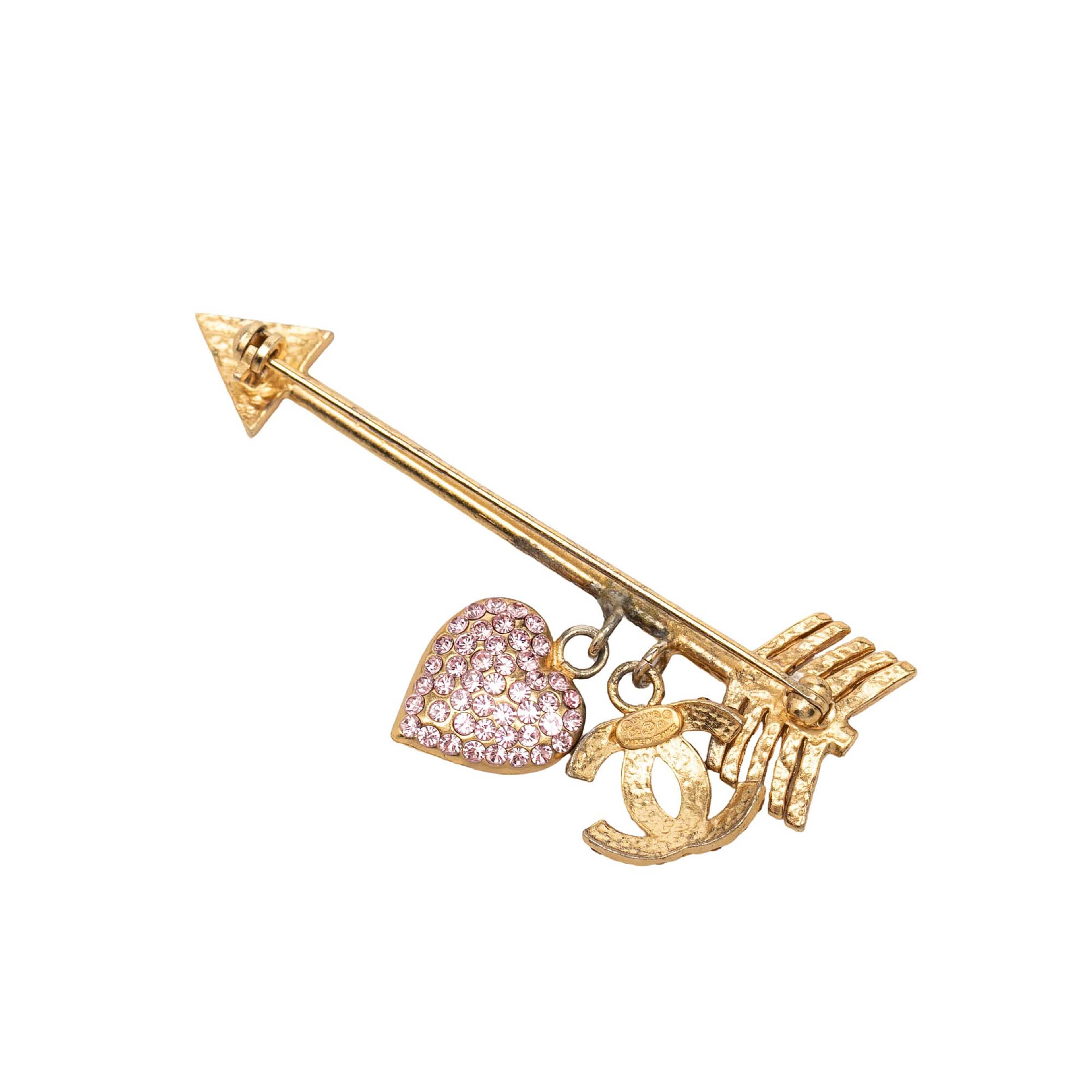 Chanel Cc Gold Plated Strass Arrow Heart Charm Pin Brooch, från Luxclusif, i färgen gold. Klicka för att öppna bilden i stort format