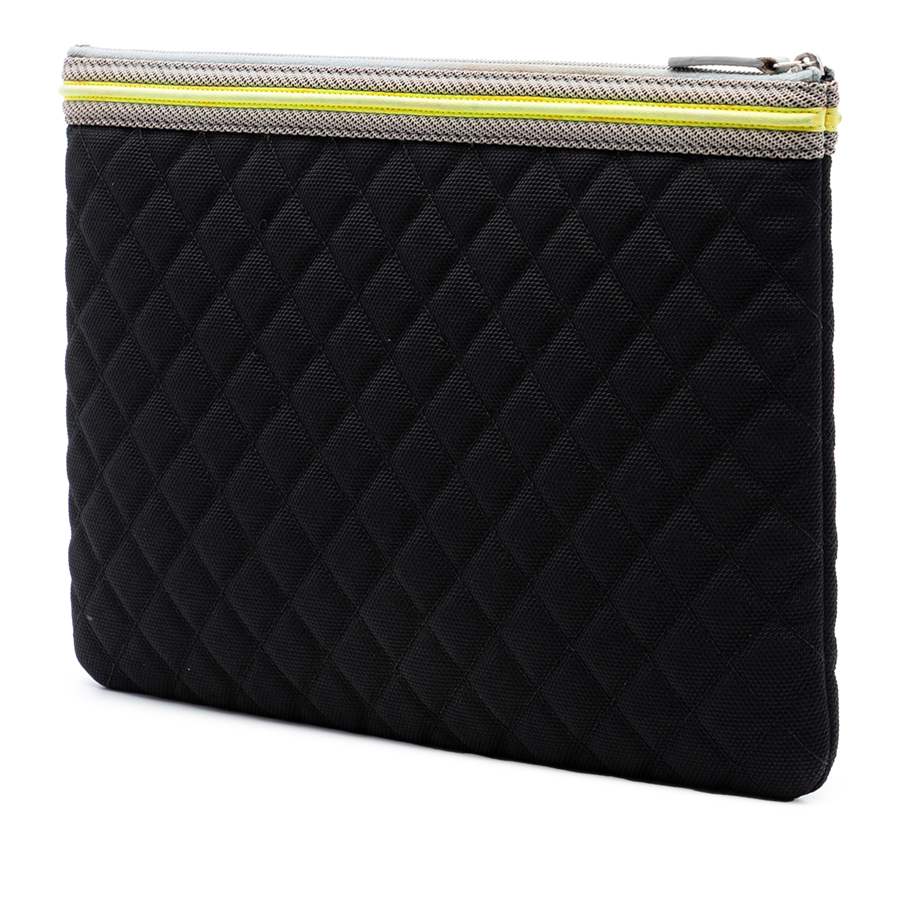 Chanel Large Quilted Nylon Fluo Boy O Case Clutch, från Luxclusif, i färgen black. Klicka för att öppna bilden i stort format