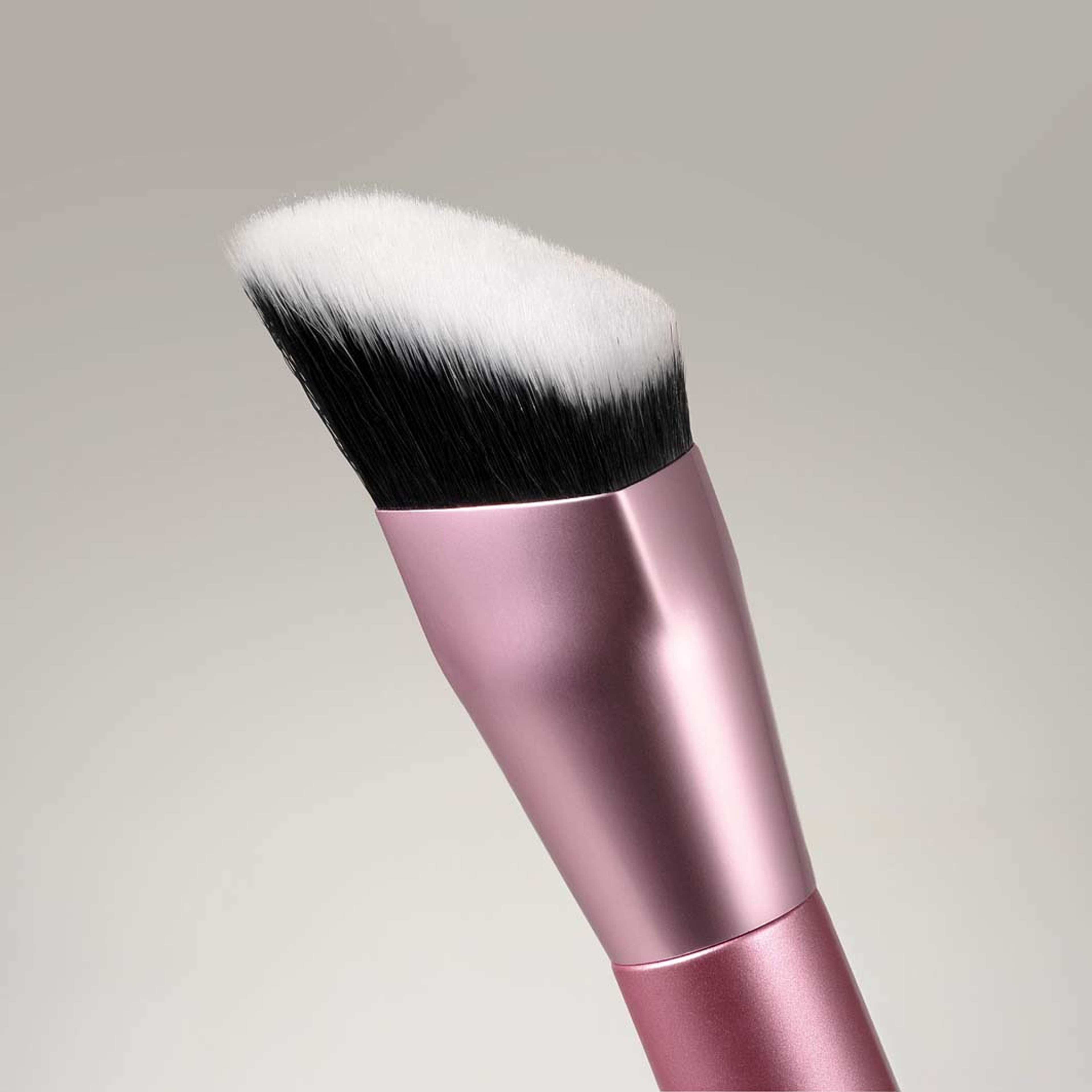 Cheek Hugging Contour Brush, från Real Techniques. Klicka för att öppna bilden i stort format