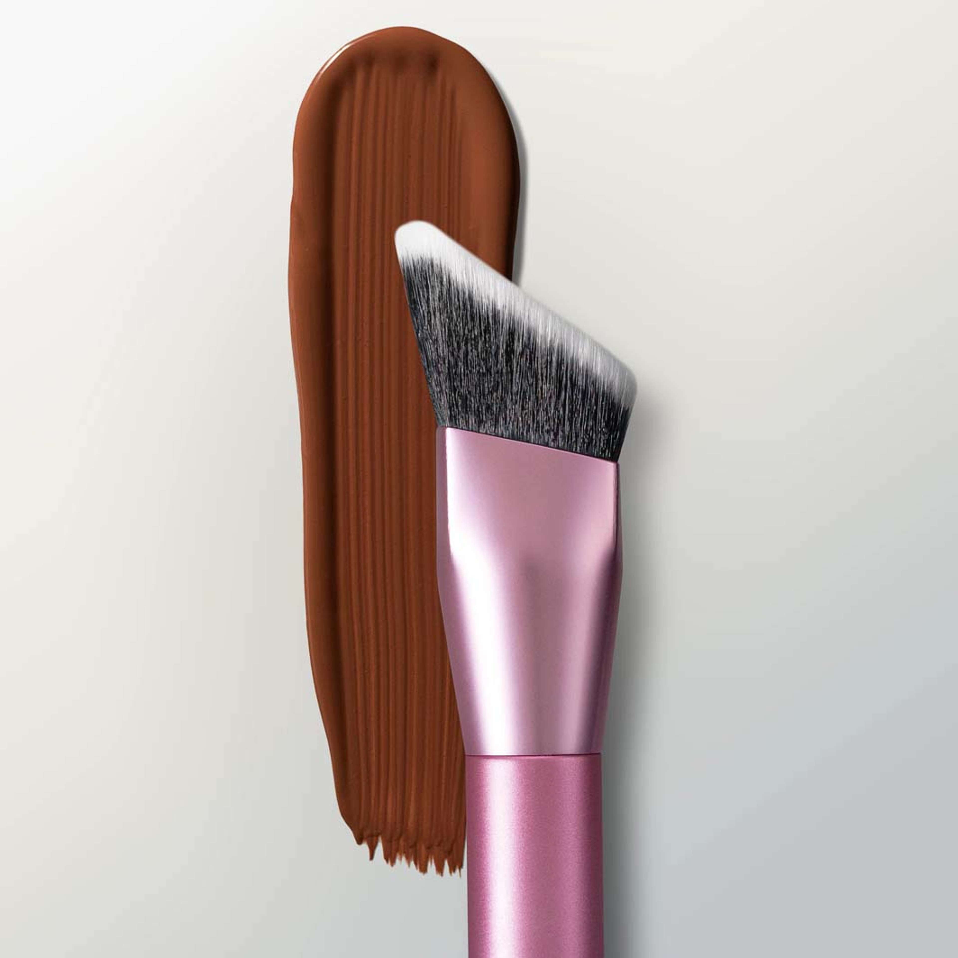 Cheek Hugging Contour Brush, från Real Techniques. Klicka för att öppna bilden i stort format