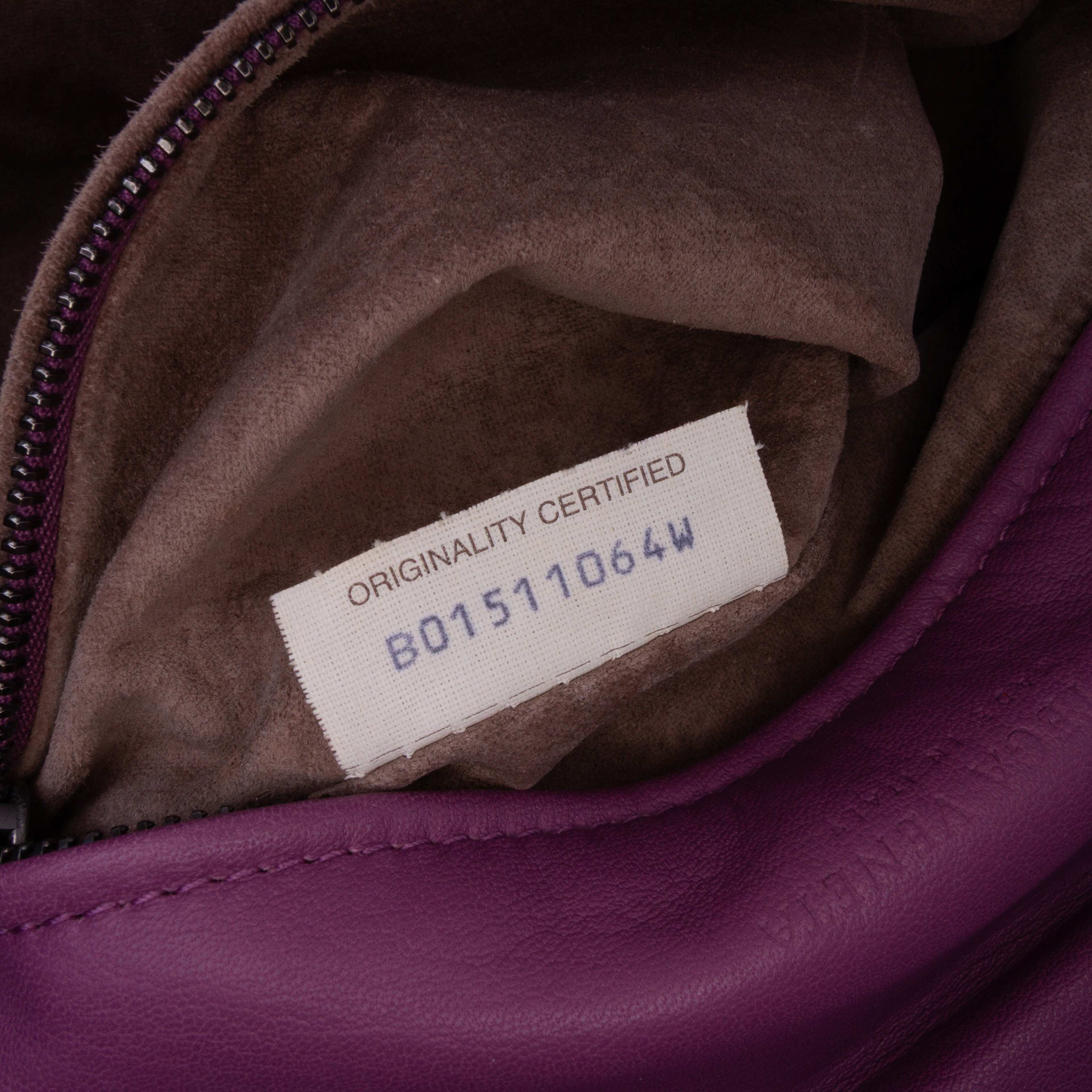 Bottega Veneta Nappa Intrecciato Flap Crossbody, från Luxclusif, i färgen dark purple. Klicka för att öppna bilden i stort format