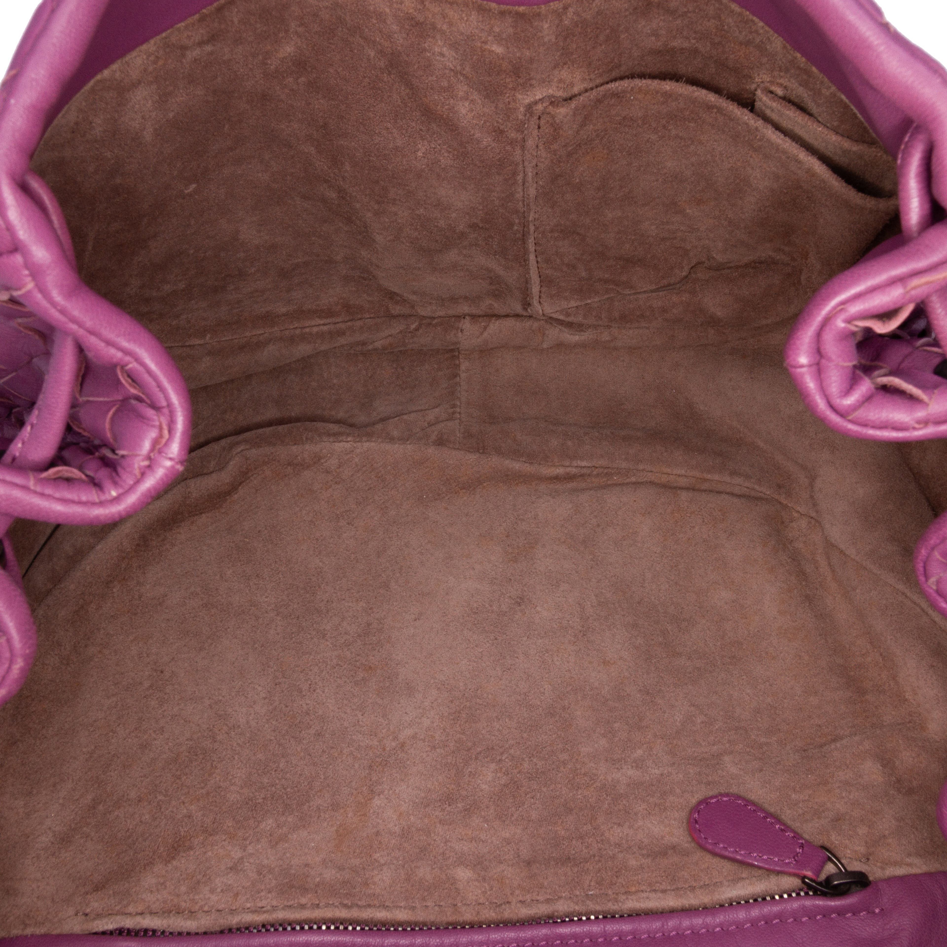 Bottega Veneta Nappa Intrecciato Flap Crossbody, från Luxclusif, i färgen dark purple. Klicka för att öppna bilden i stort format