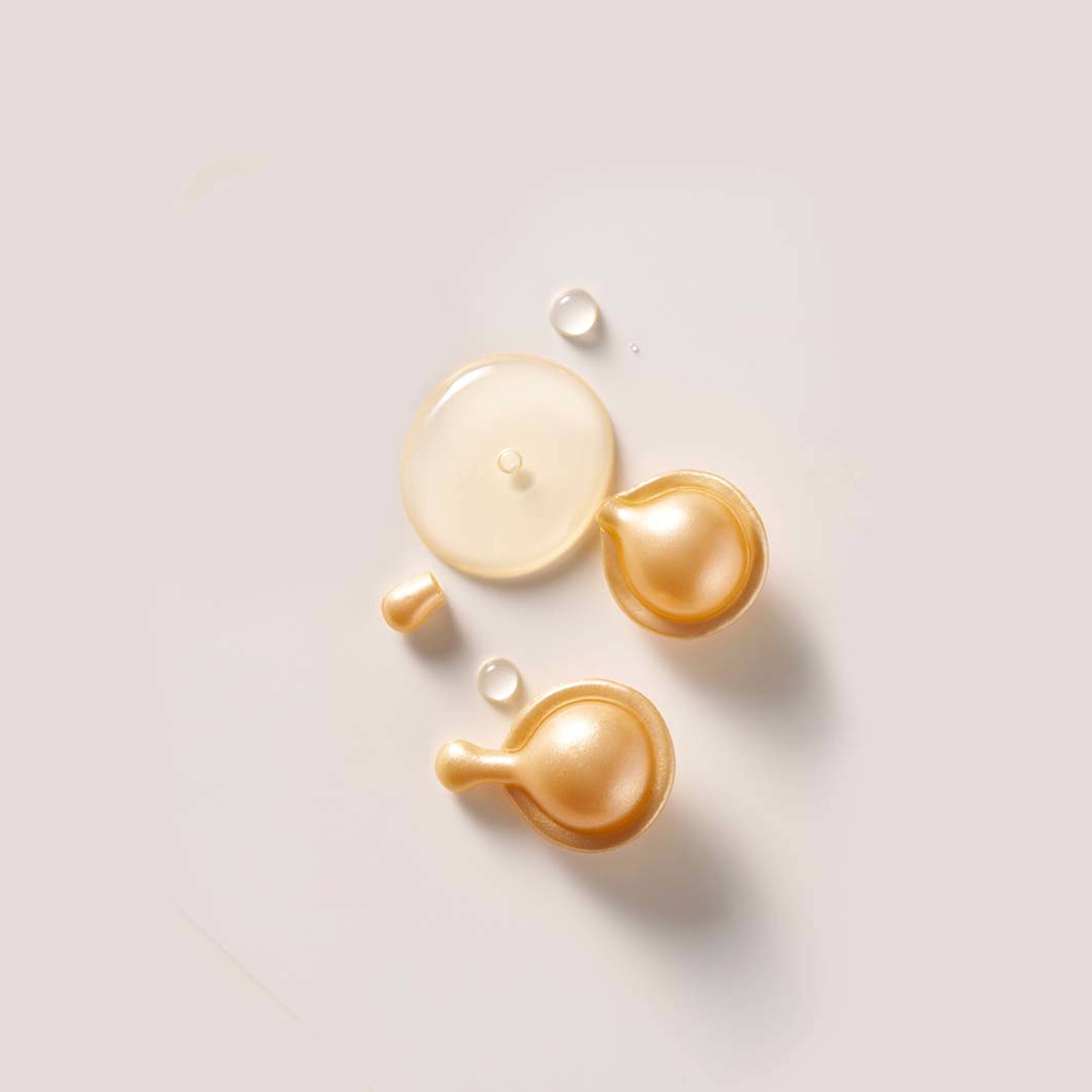 Ceramide Capsules Daily youth restoring serum 30 pcs 14 ml, från Elizabeth Arden. Klicka för att öppna bilden i stort format