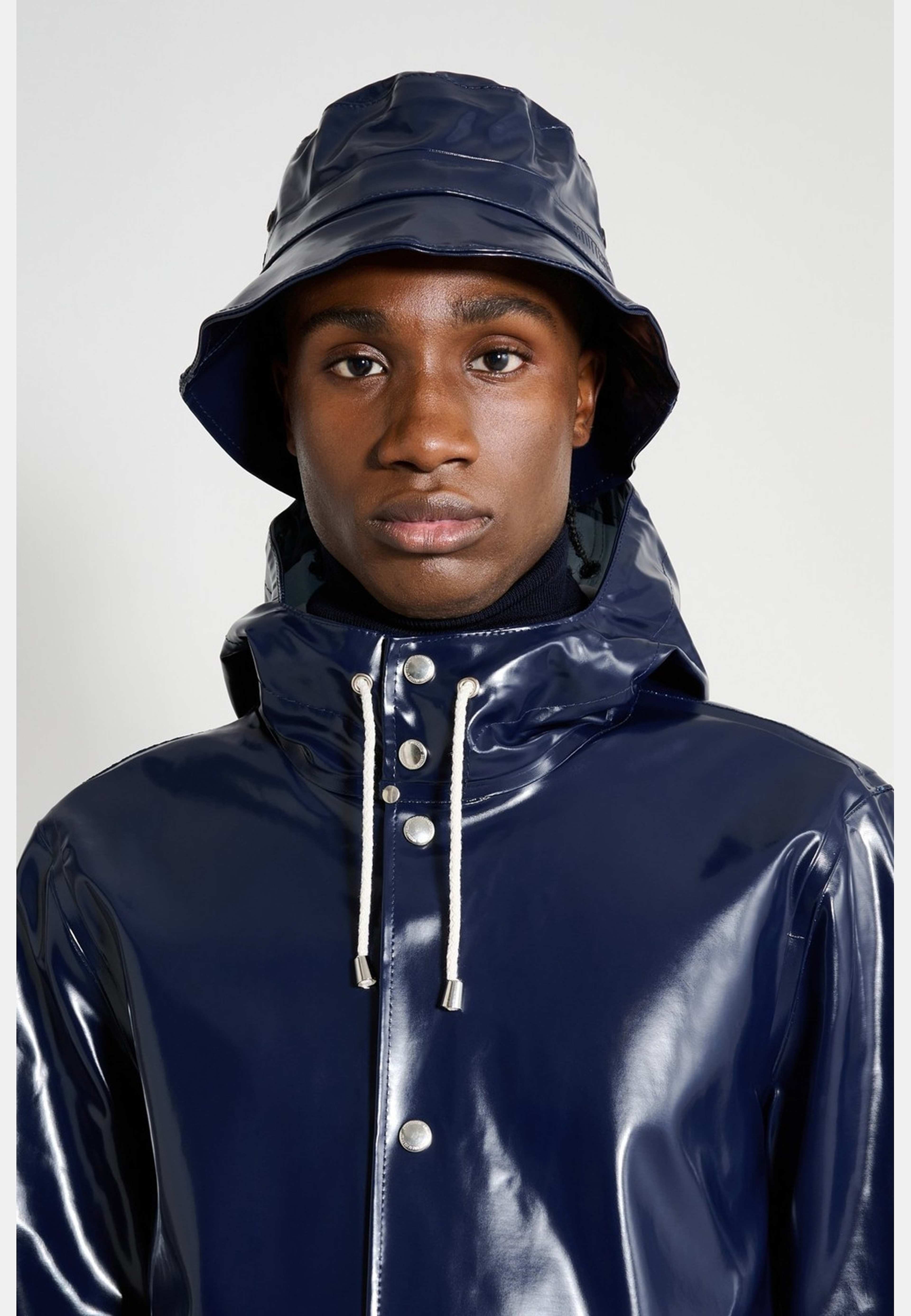 Beckholmen Opal Bucket Hat, från Stutterheim, i färgen navy. Klicka för att öppna bilden i stort format