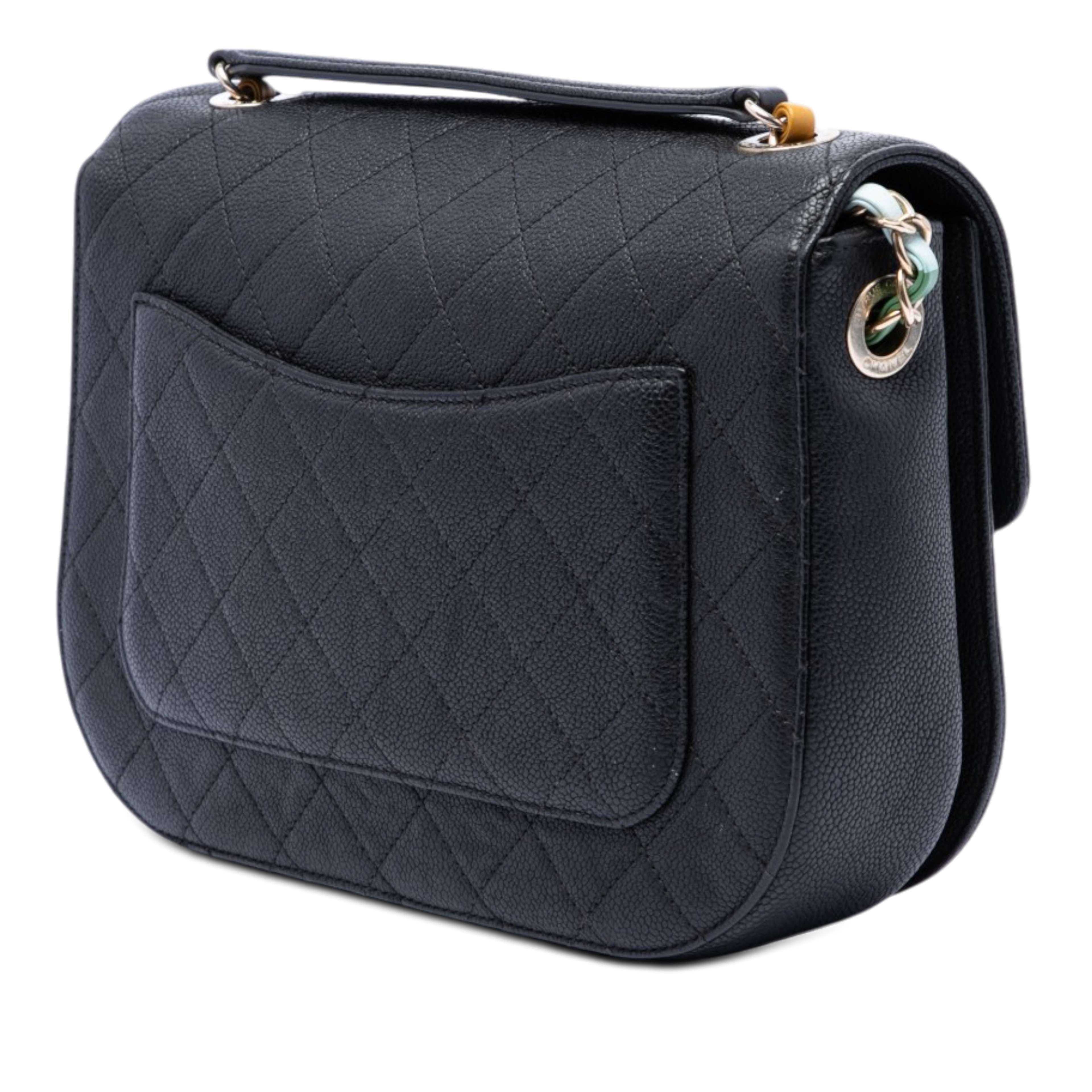 Chanel Paris Cuba Medium Quilted Caviar Thread Around Flap, från Luxclusif, i färgen svart. Klicka för att öppna bilden i stort format
