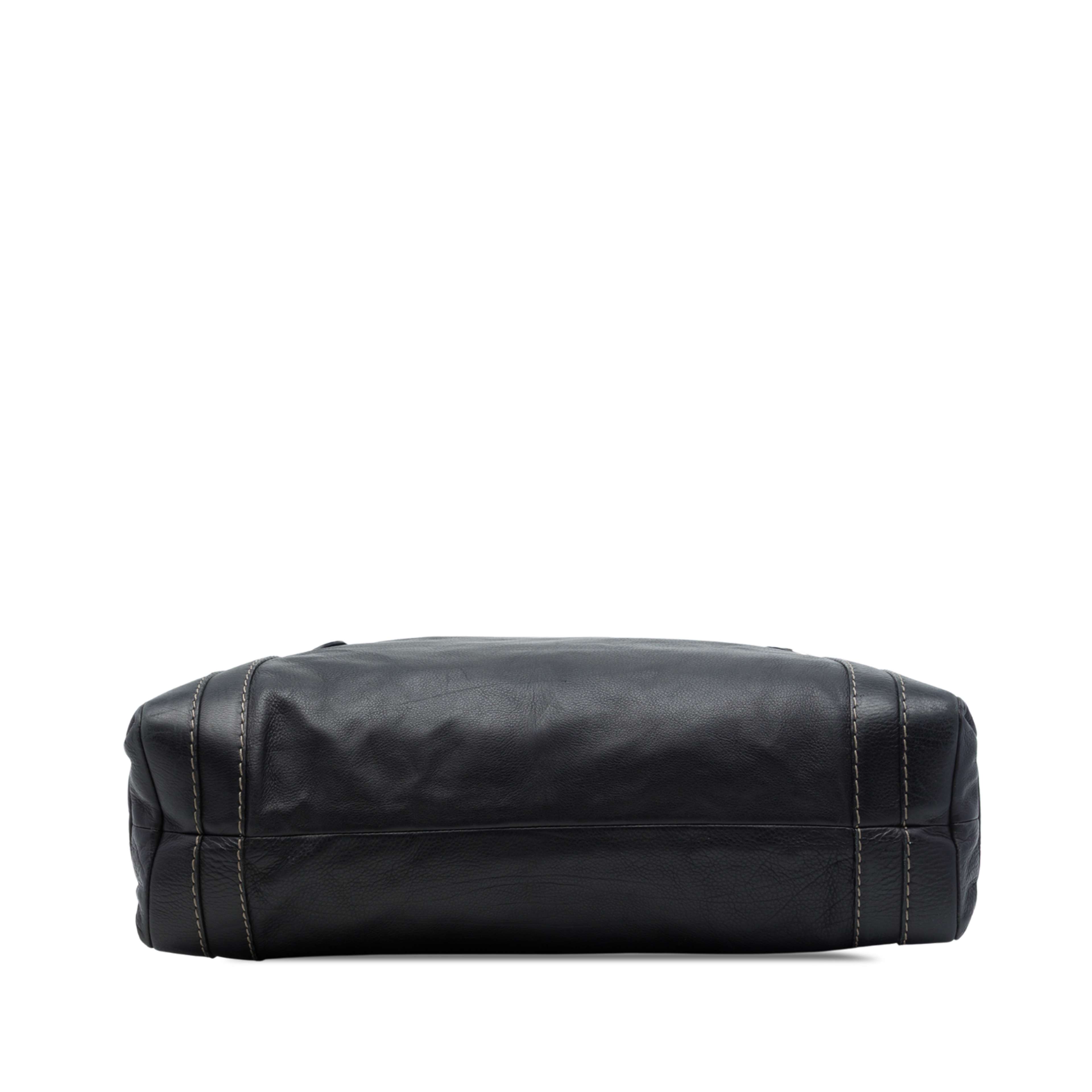 Gucci Calfskin Crest Boule Top Handle Bag, från Luxclusif, i färgen svart. Klicka för att öppna bilden i stort format