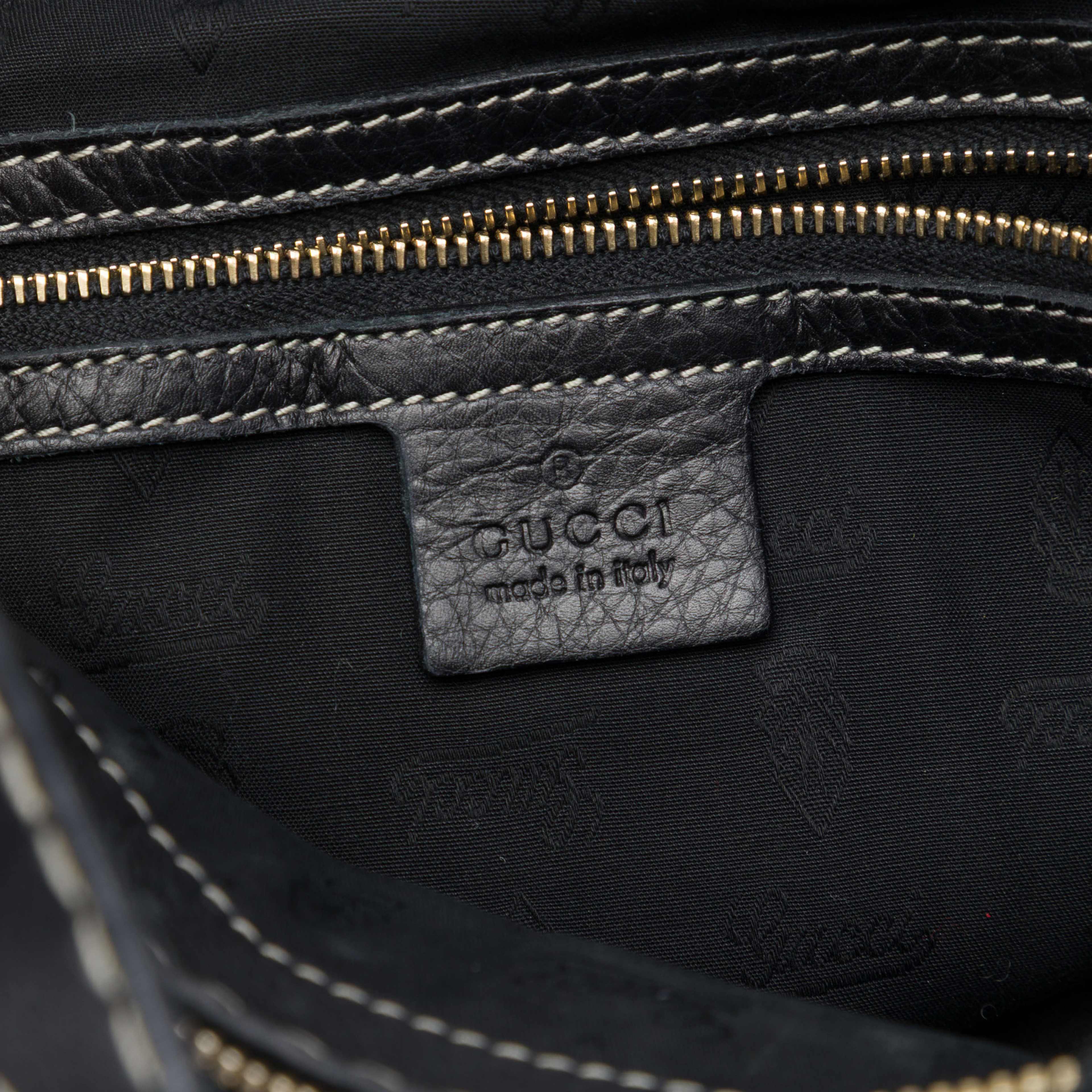 Gucci Calfskin Crest Boule Top Handle Bag, från Luxclusif, i färgen svart. Klicka för att öppna bilden i stort format
