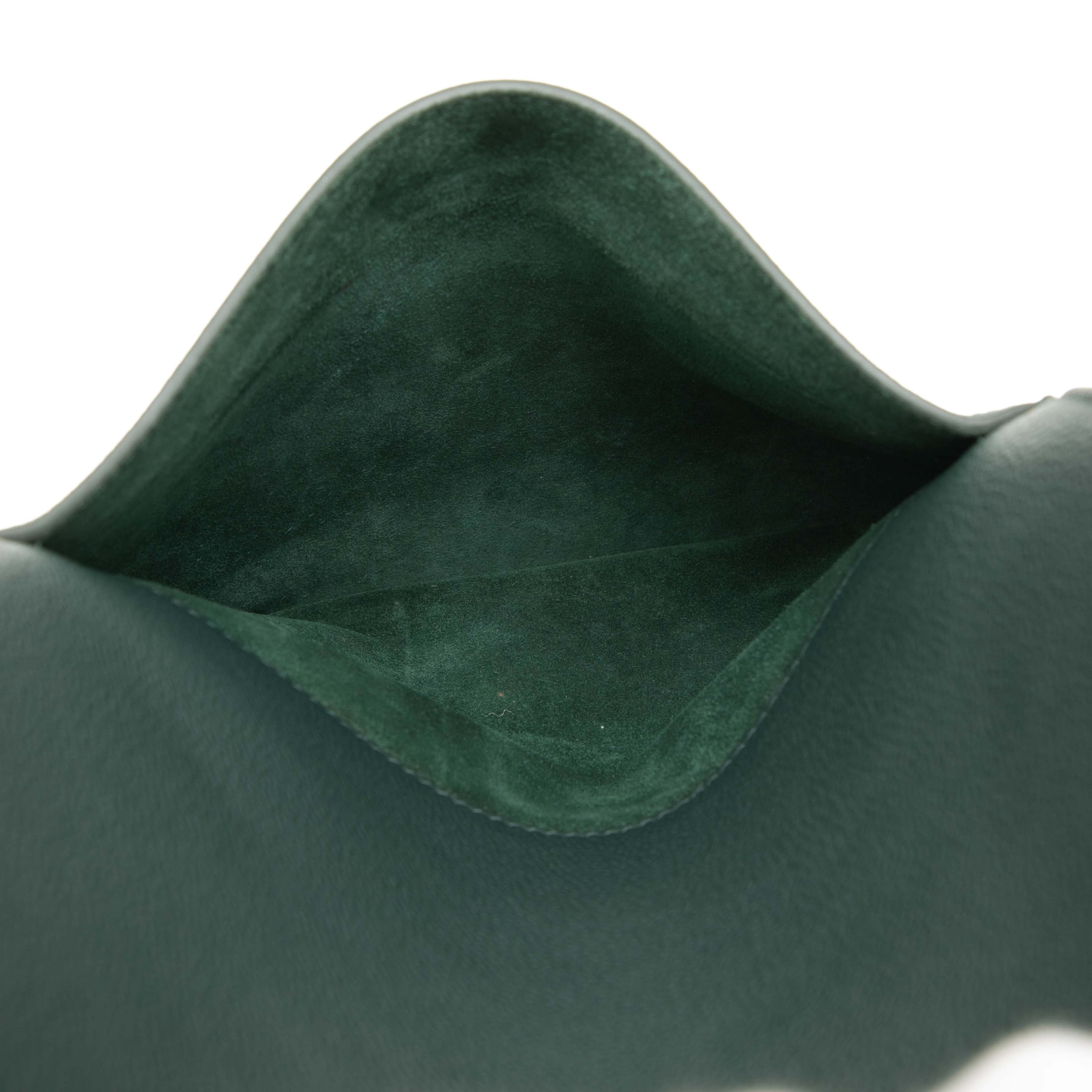 Celine Medium Soft Grained Calfskin Seau Sangle Bucket Bag, från Luxclusif, i färgen grön. Klicka för att öppna bilden i stort format