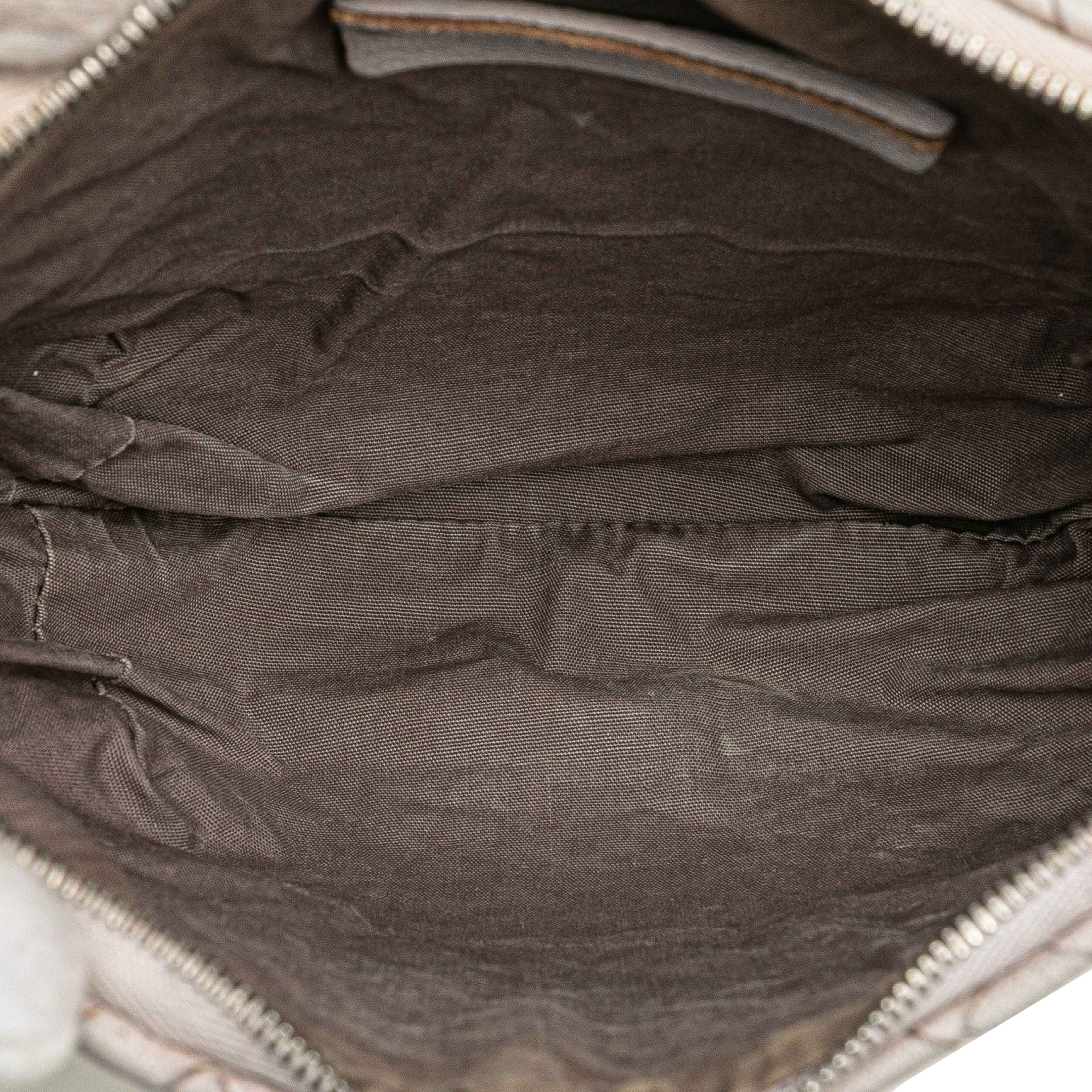 Bottega Veneta Cervo Intrecciato Crossbody, från Luxclusif, i färgen light purple. Klicka för att öppna bilden i stort format