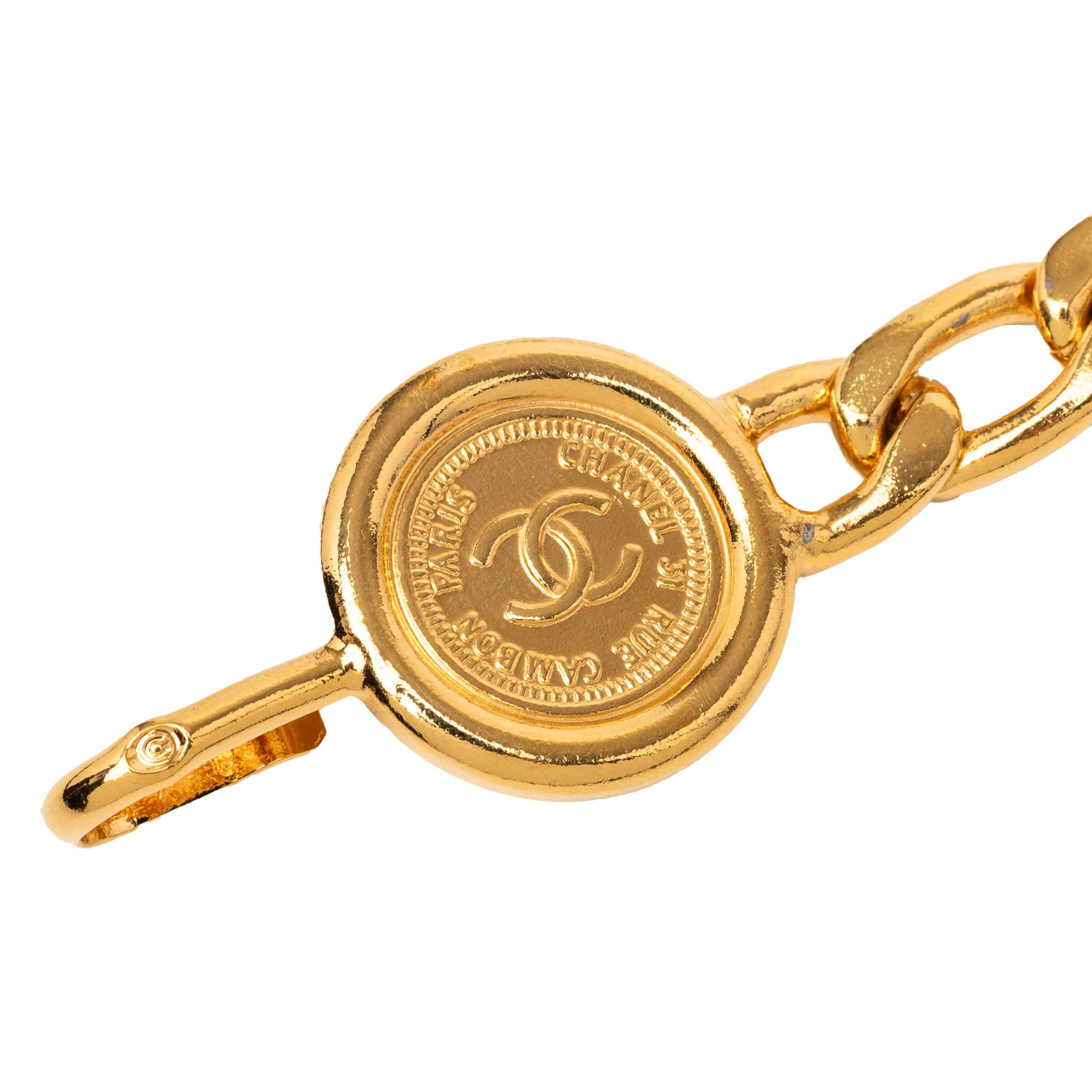 Chanel Gold Plated Cc Medallion Chain Belt, från Luxclusif, i färgen gold. Klicka för att öppna bilden i stort format