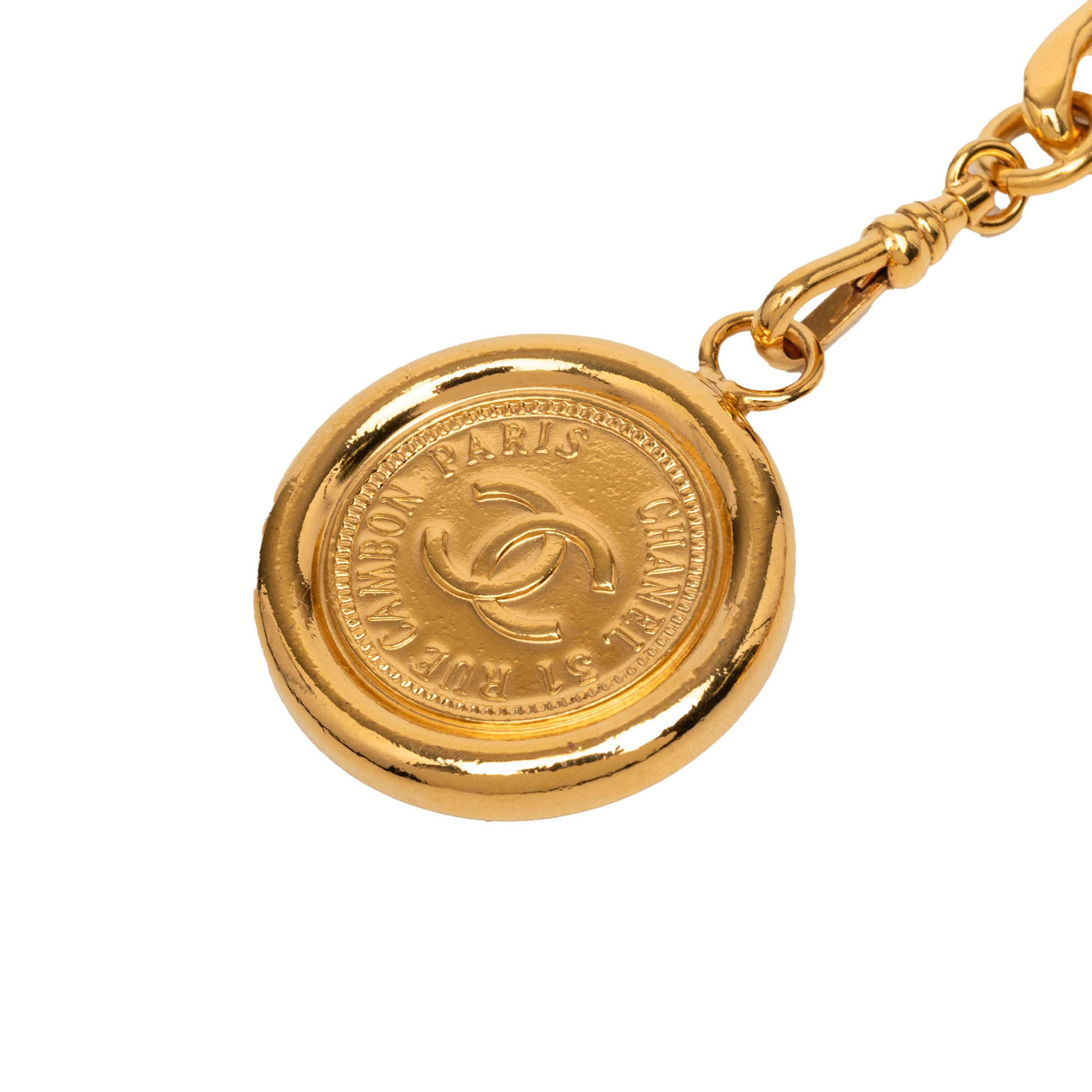 Chanel Gold Plated Cc Medallion Chain Belt, från Luxclusif, i färgen gold. Klicka för att öppna bilden i stort format
