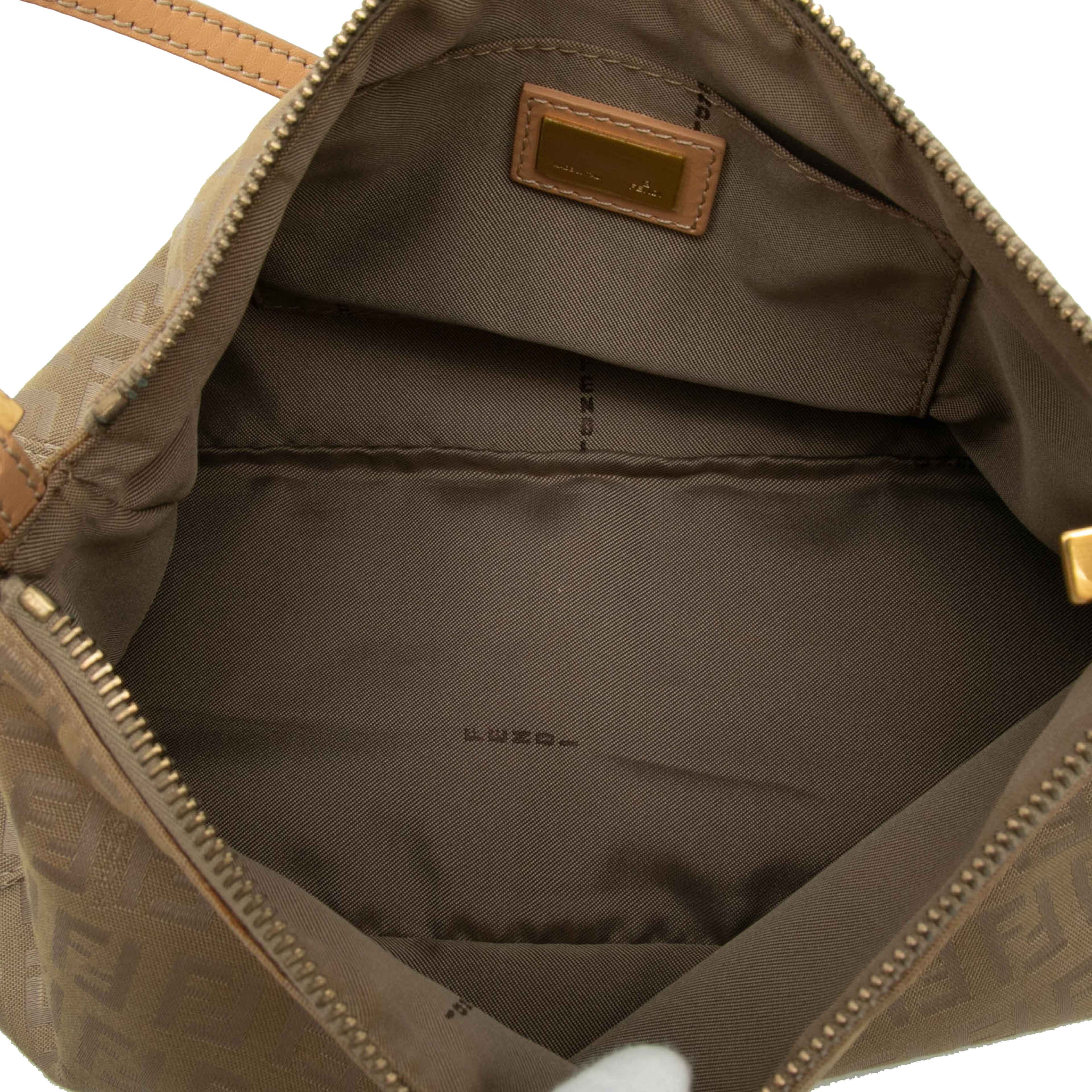 Fendi Zucchino Canvas Pochette, från Luxclusif, i färgen beige. Klicka för att öppna bilden i stort format