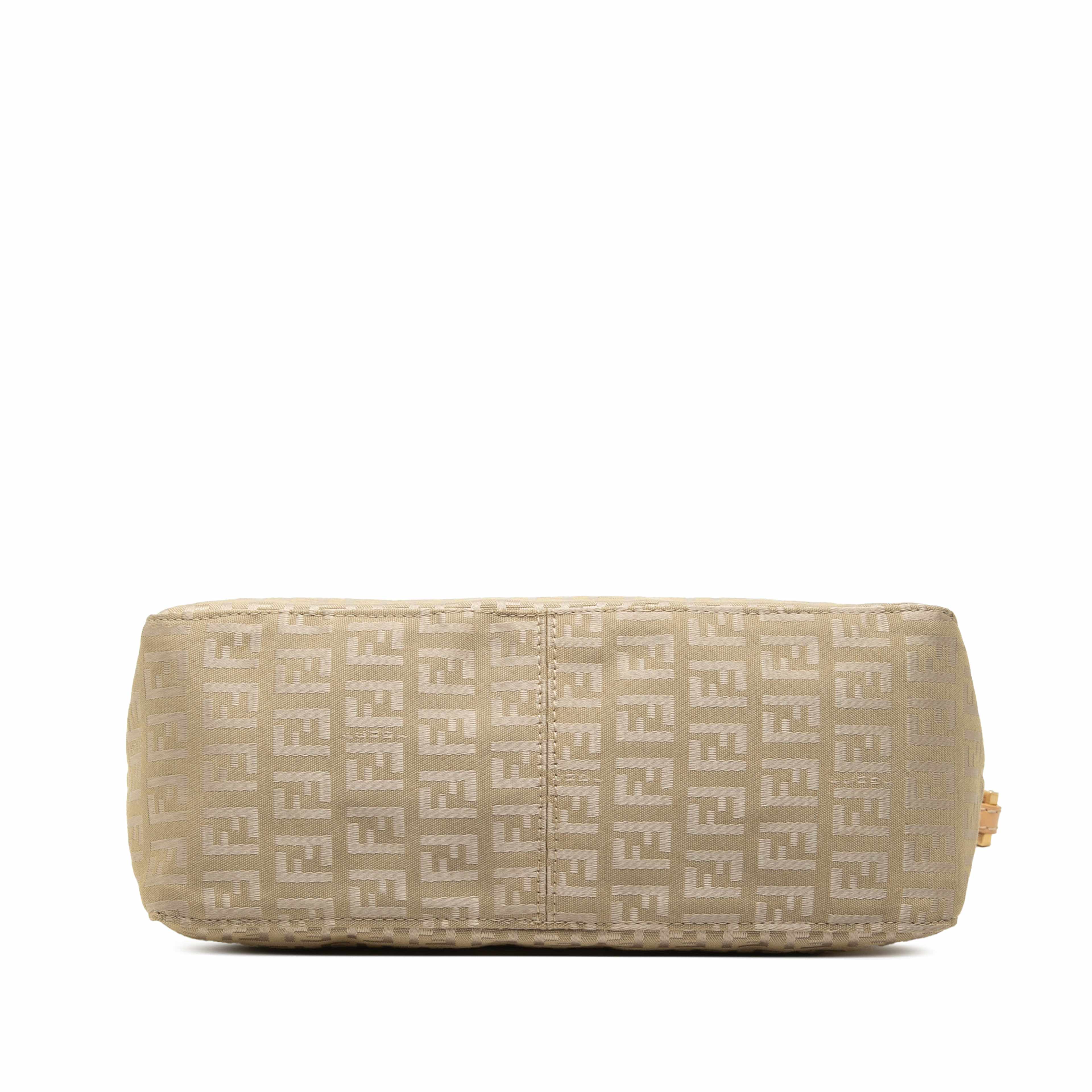 Fendi Zucchino Canvas Pochette, från Luxclusif, i färgen beige. Klicka för att öppna bilden i stort format