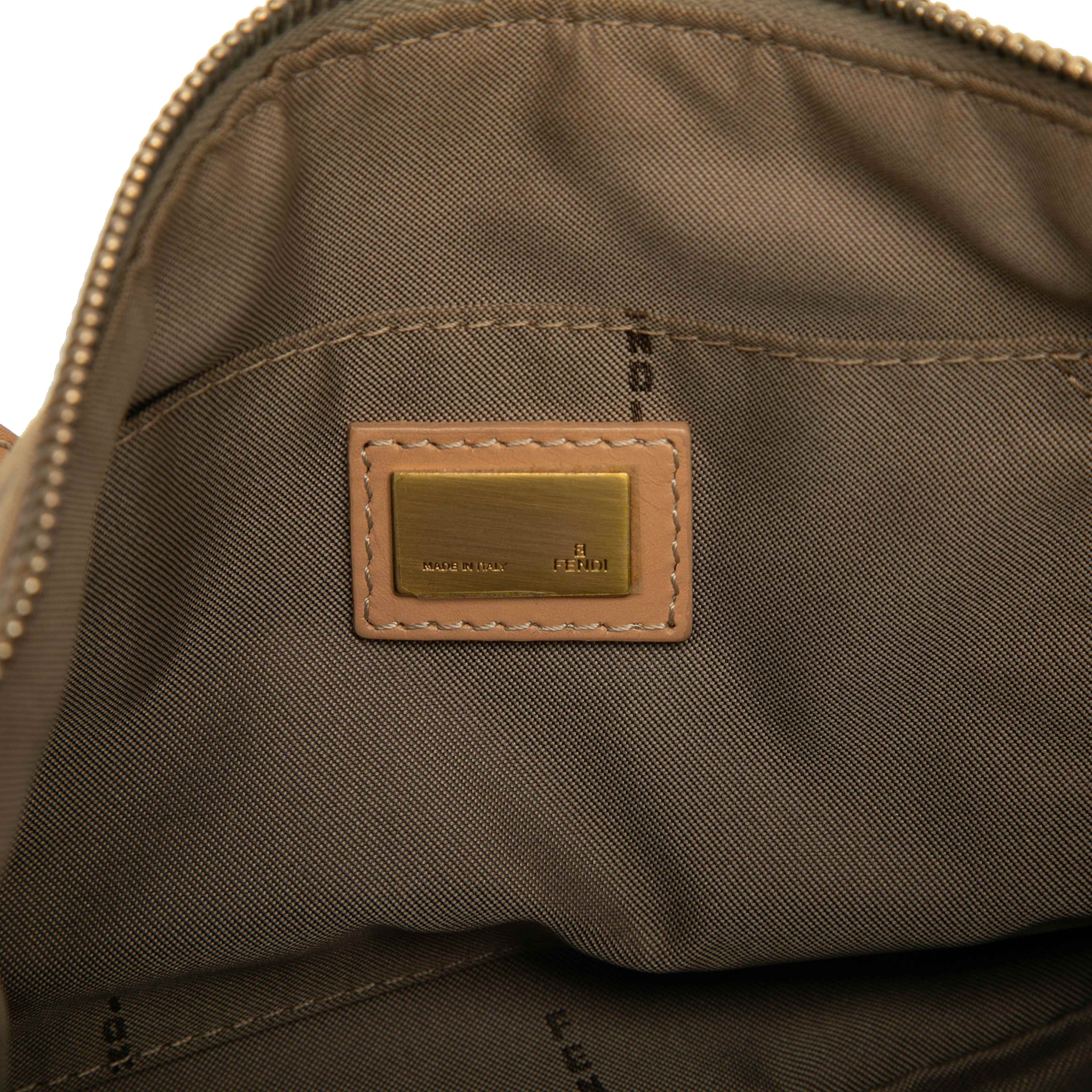 Fendi Zucchino Canvas Pochette, från Luxclusif, i färgen beige. Klicka för att öppna bilden i stort format