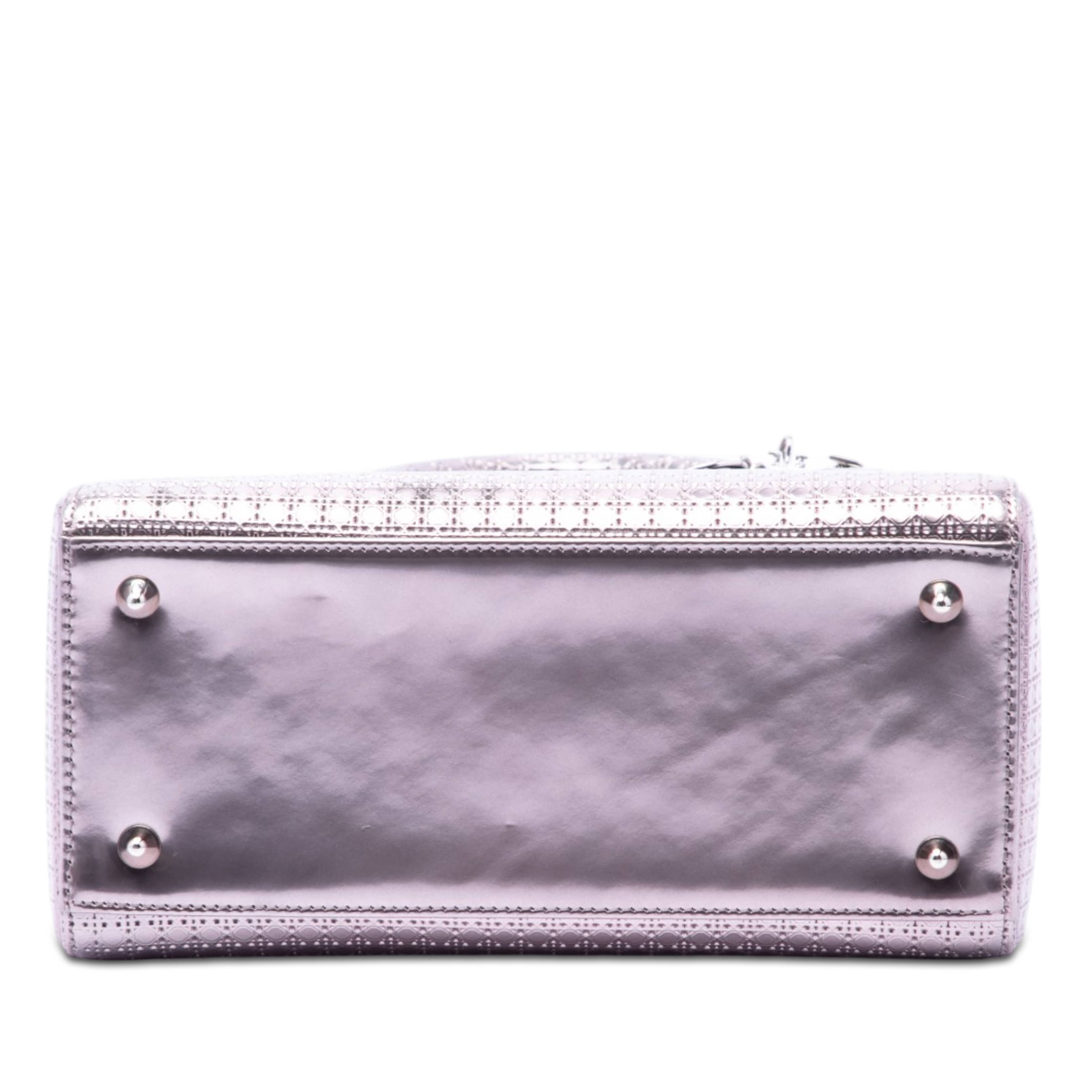 Dior Medium Metallic Patent Microcannage Lady Dior, från Luxclusif, i färgen purple. Klicka för att öppna bilden i stort format