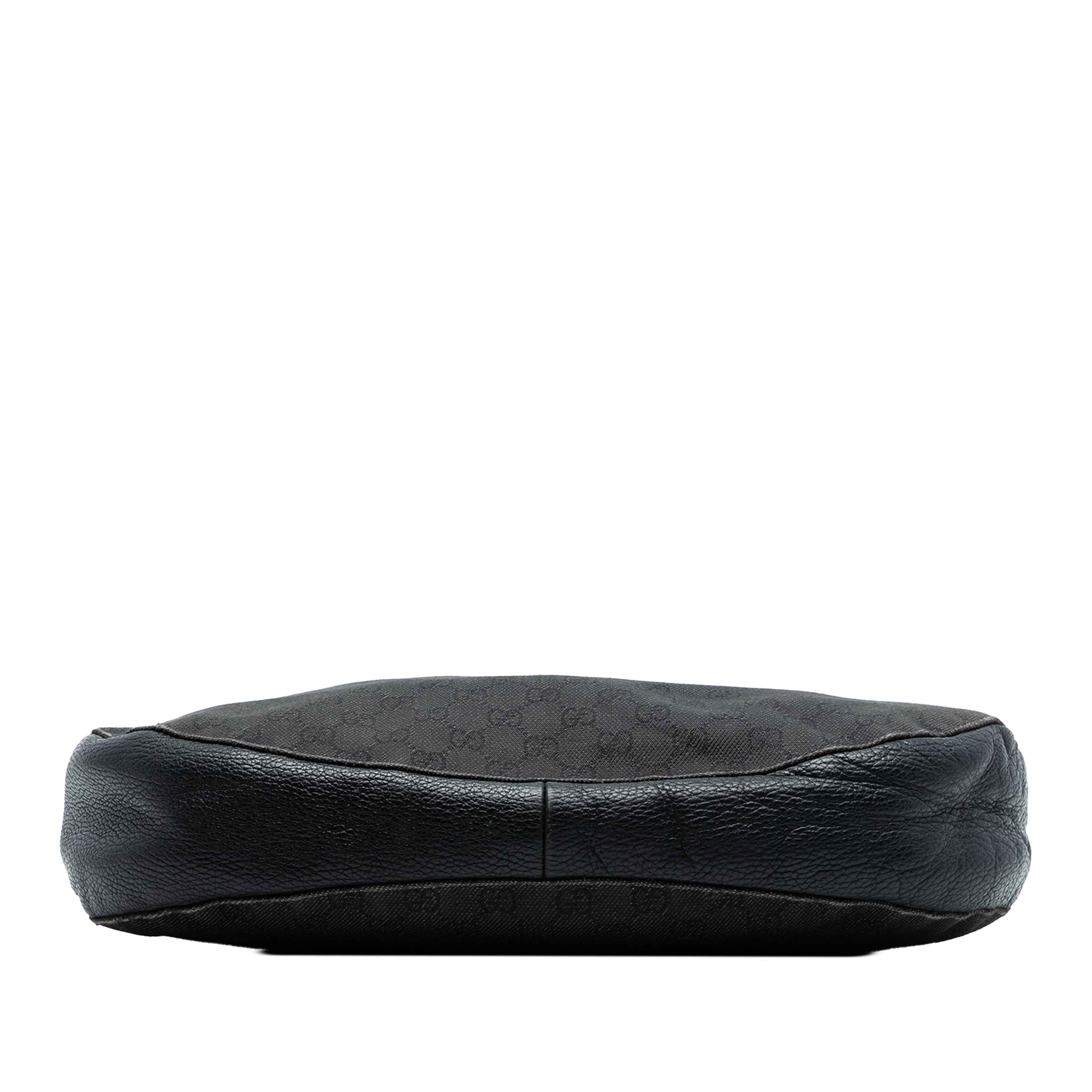 Gucci Gg Denim Shoulder Bag, från Luxclusif, i färgen black. Klicka för att öppna bilden i stort format