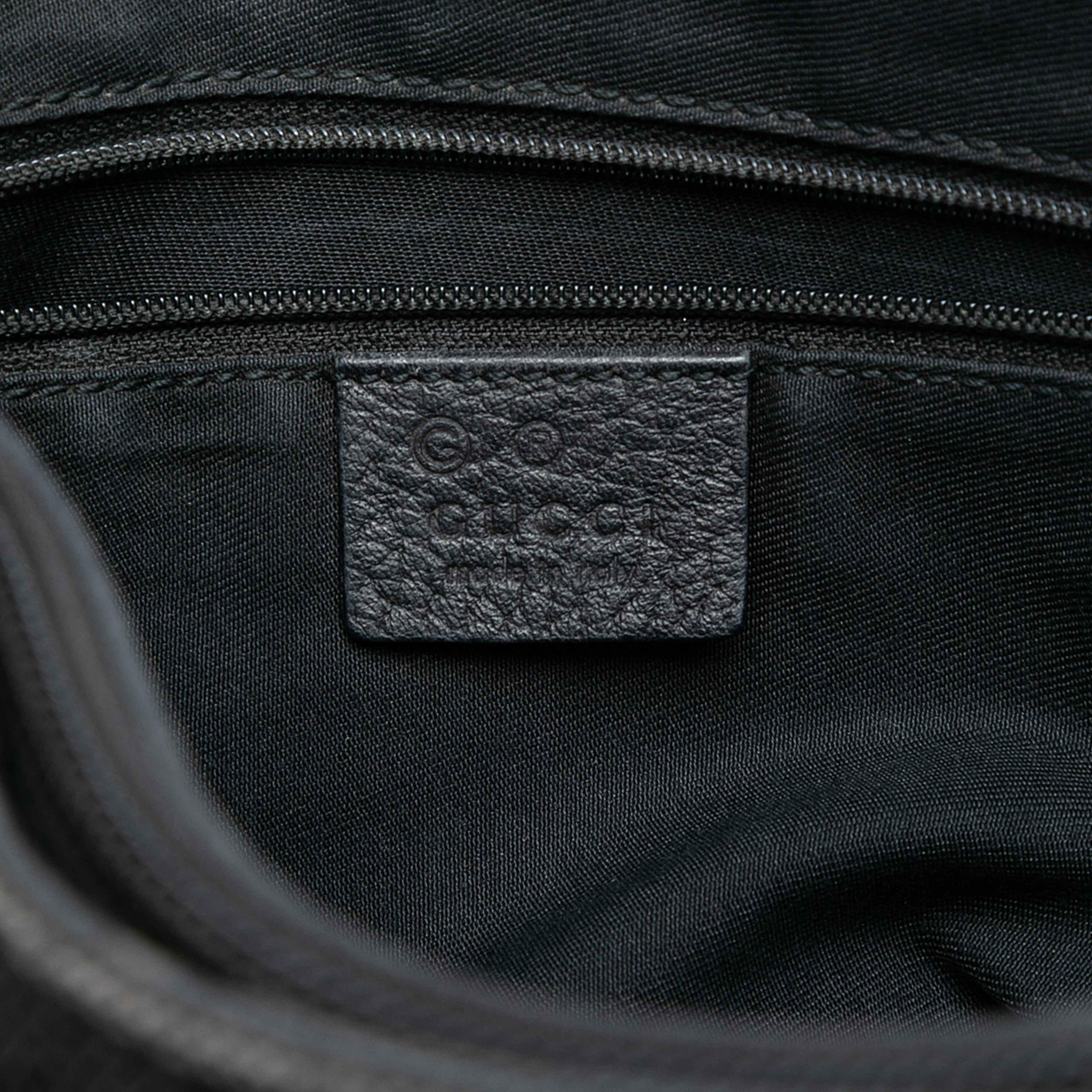 Gucci Gg Denim Shoulder Bag, från Luxclusif, i färgen black. Klicka för att öppna bilden i stort format