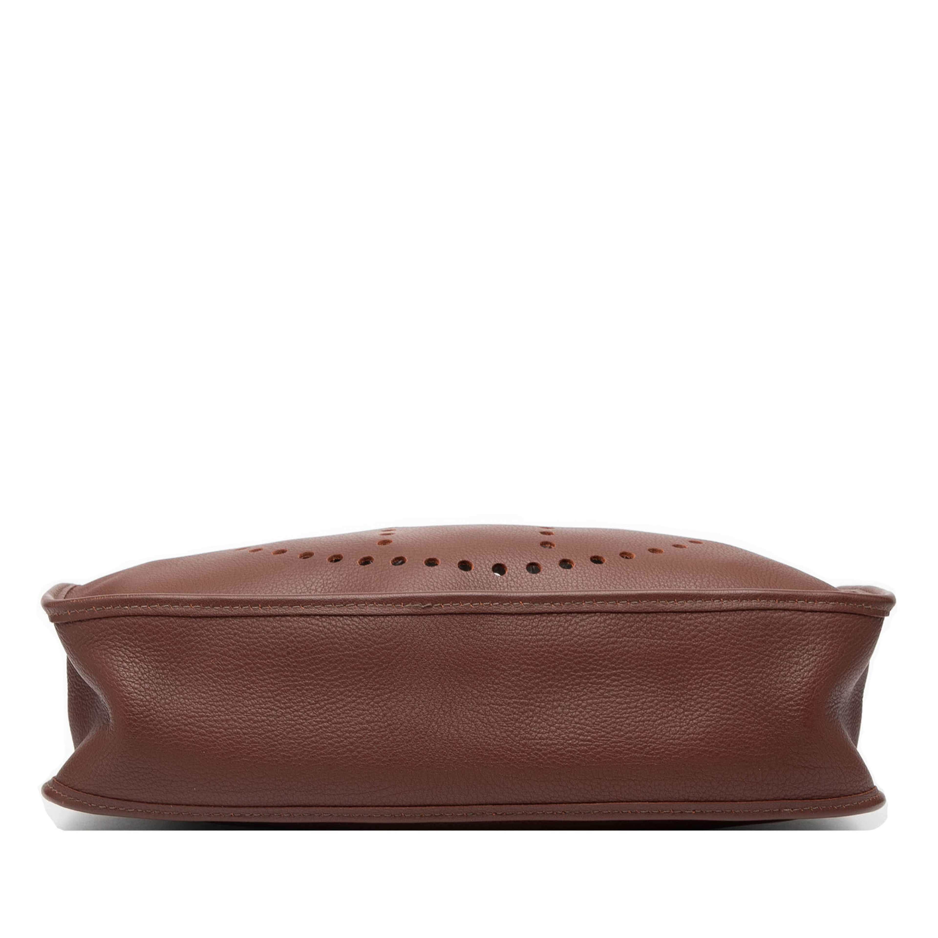 Hermès Clemence Evelyne I Pm, från Luxclusif, i färgen rust. Klicka för att öppna bilden i stort format