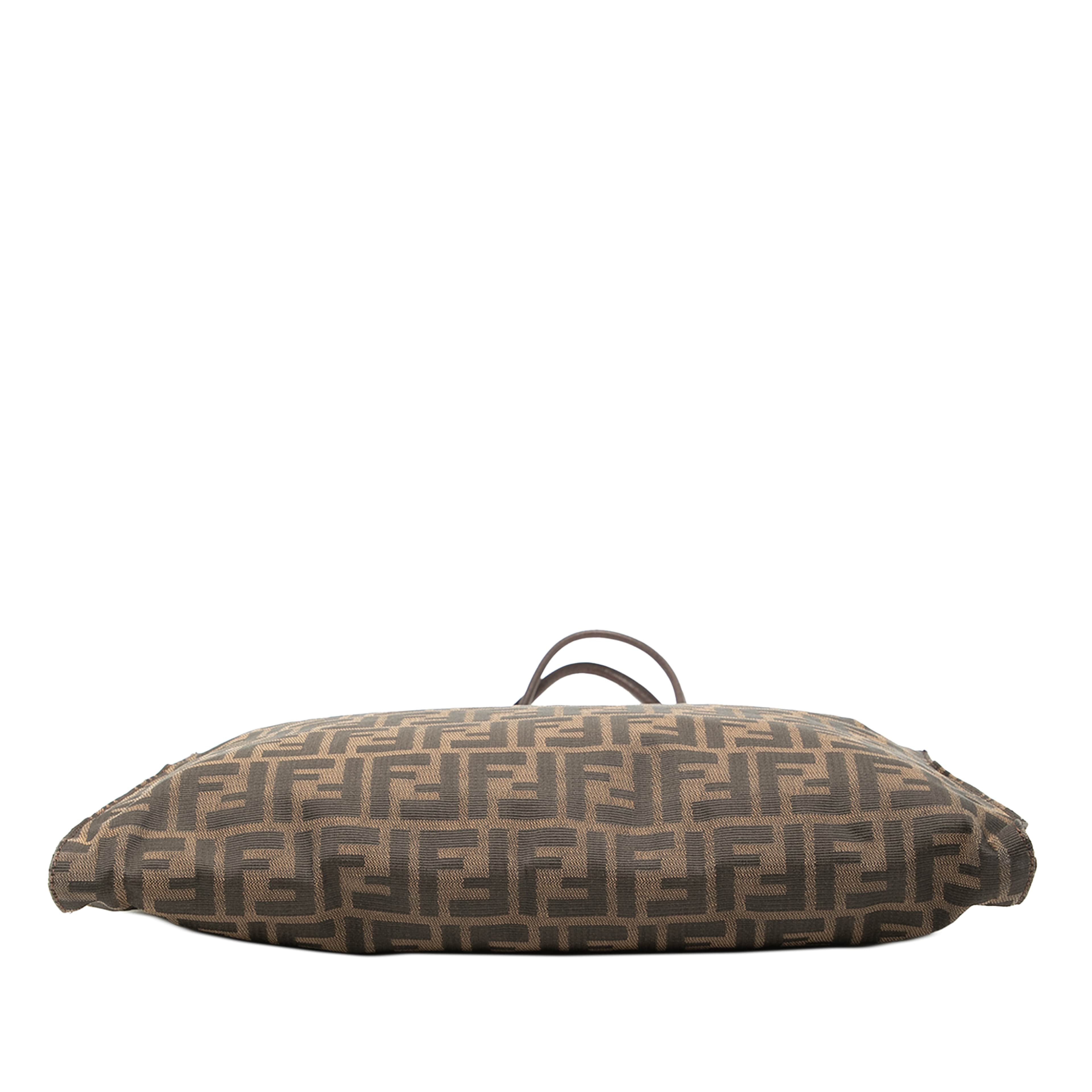 Fendi Zucca Canvas Tote, från Luxclusif, i färgen brun. Klicka för att öppna bilden i stort format