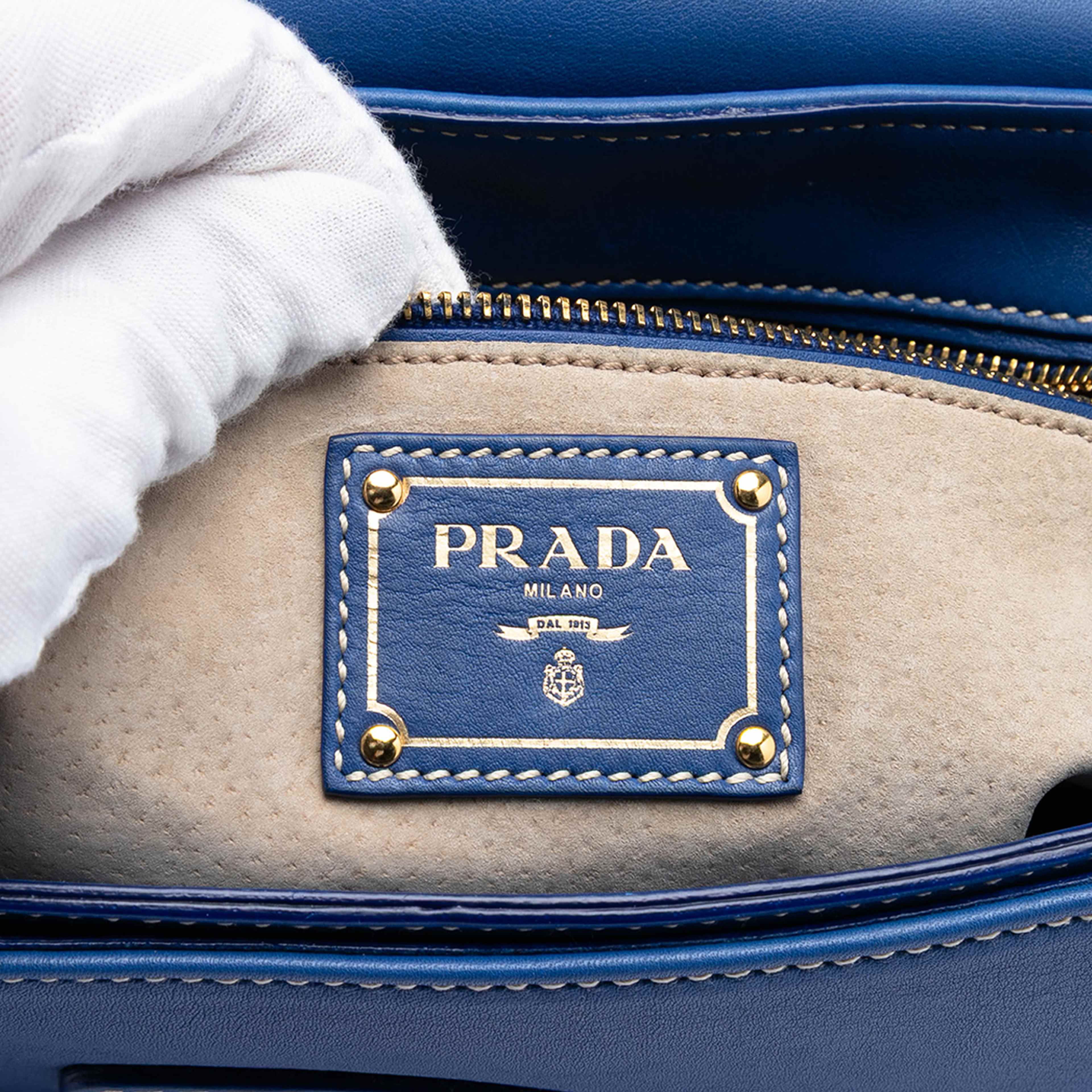 Prada City Calf Push Lock Flap Crossbody, från Luxclusif, i färgen blue. Klicka för att öppna bilden i stort format