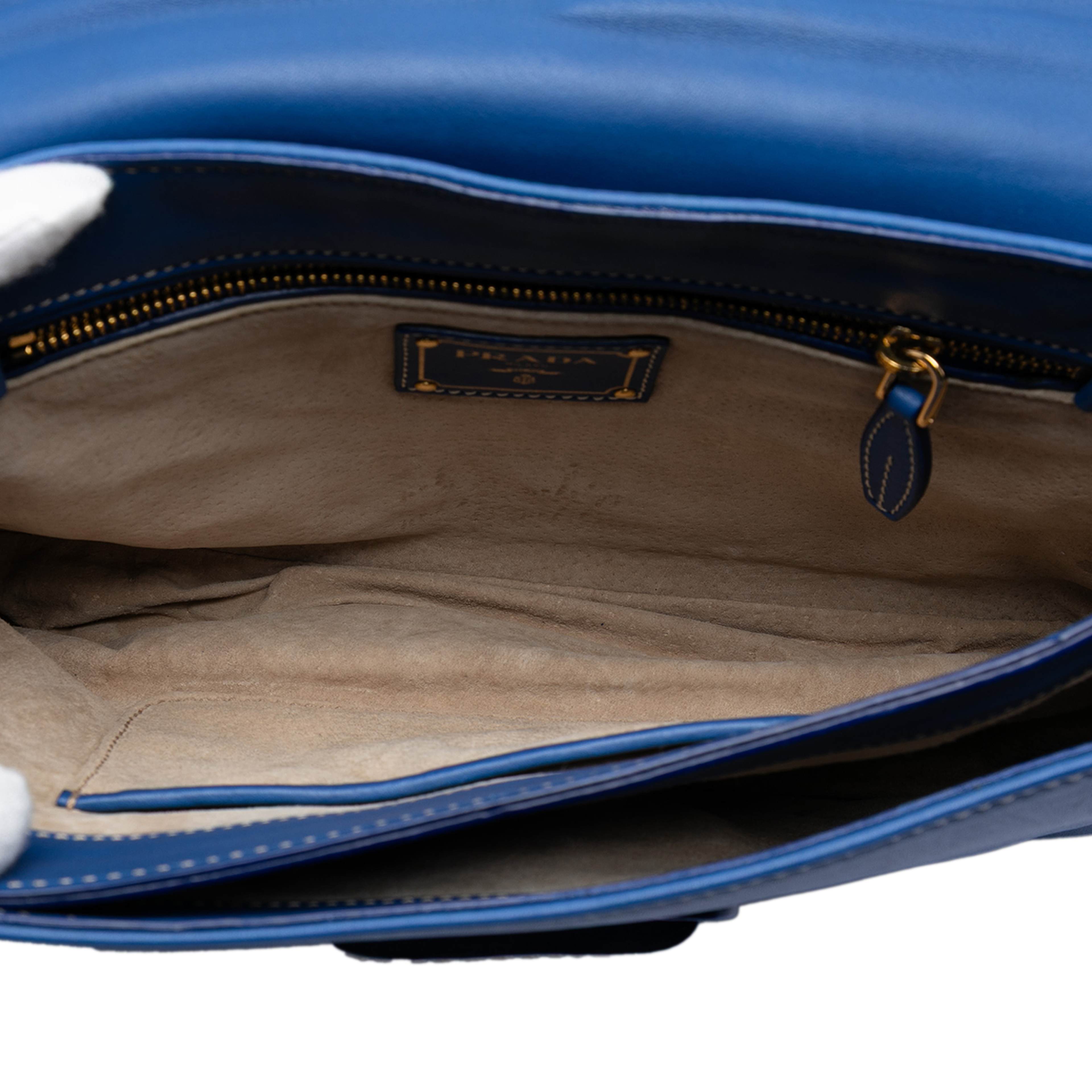 Prada City Calf Push Lock Flap Crossbody, från Luxclusif, i färgen blue. Klicka för att öppna bilden i stort format